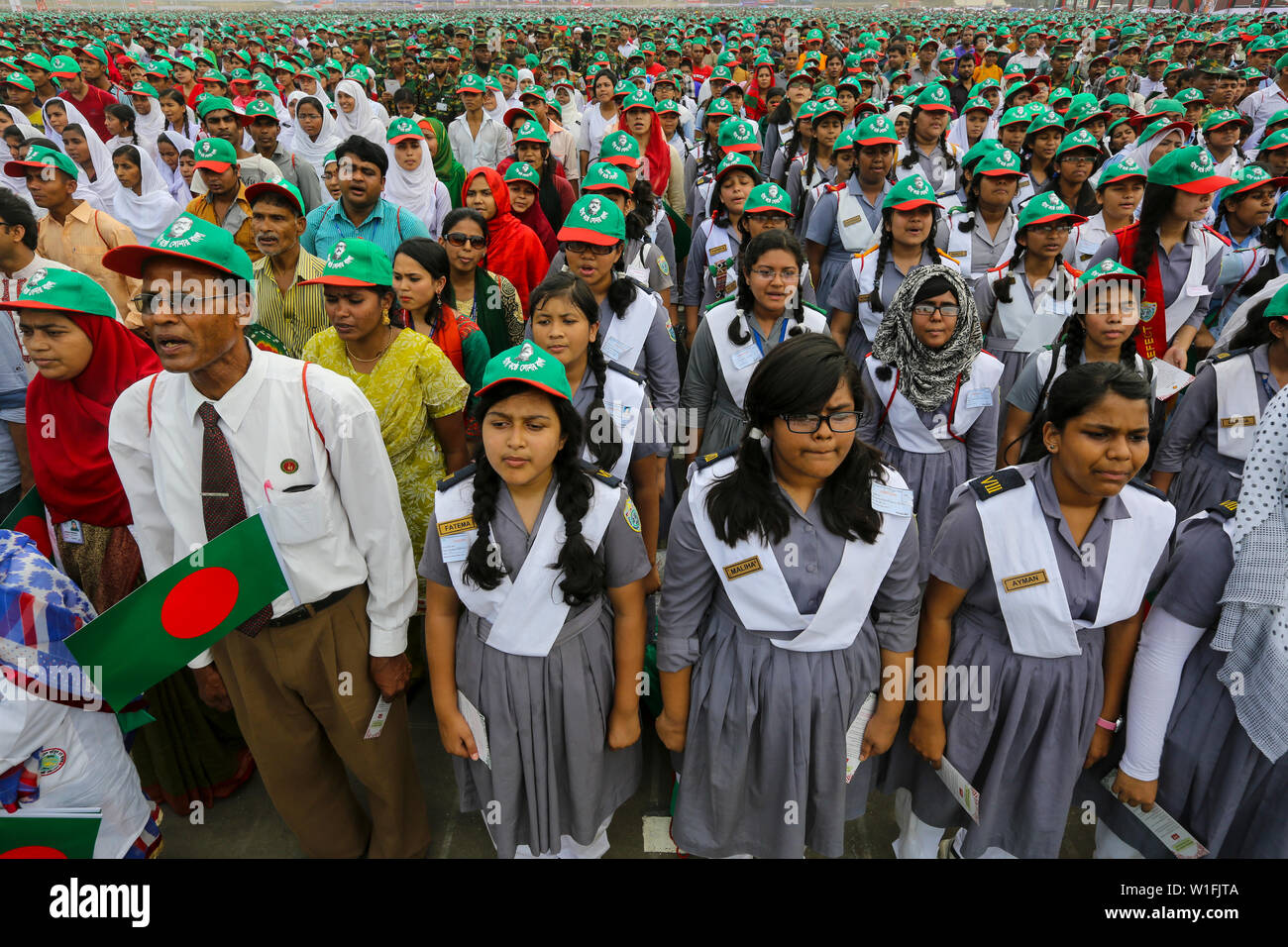 Les élèves participent à l'événement intitulé "Lakho Konthe Shonar Bangla". Plus de 2,5 personnes lakh chorus hymne nationale à l'échelle nationale de Parade dans une soumission Banque D'Images