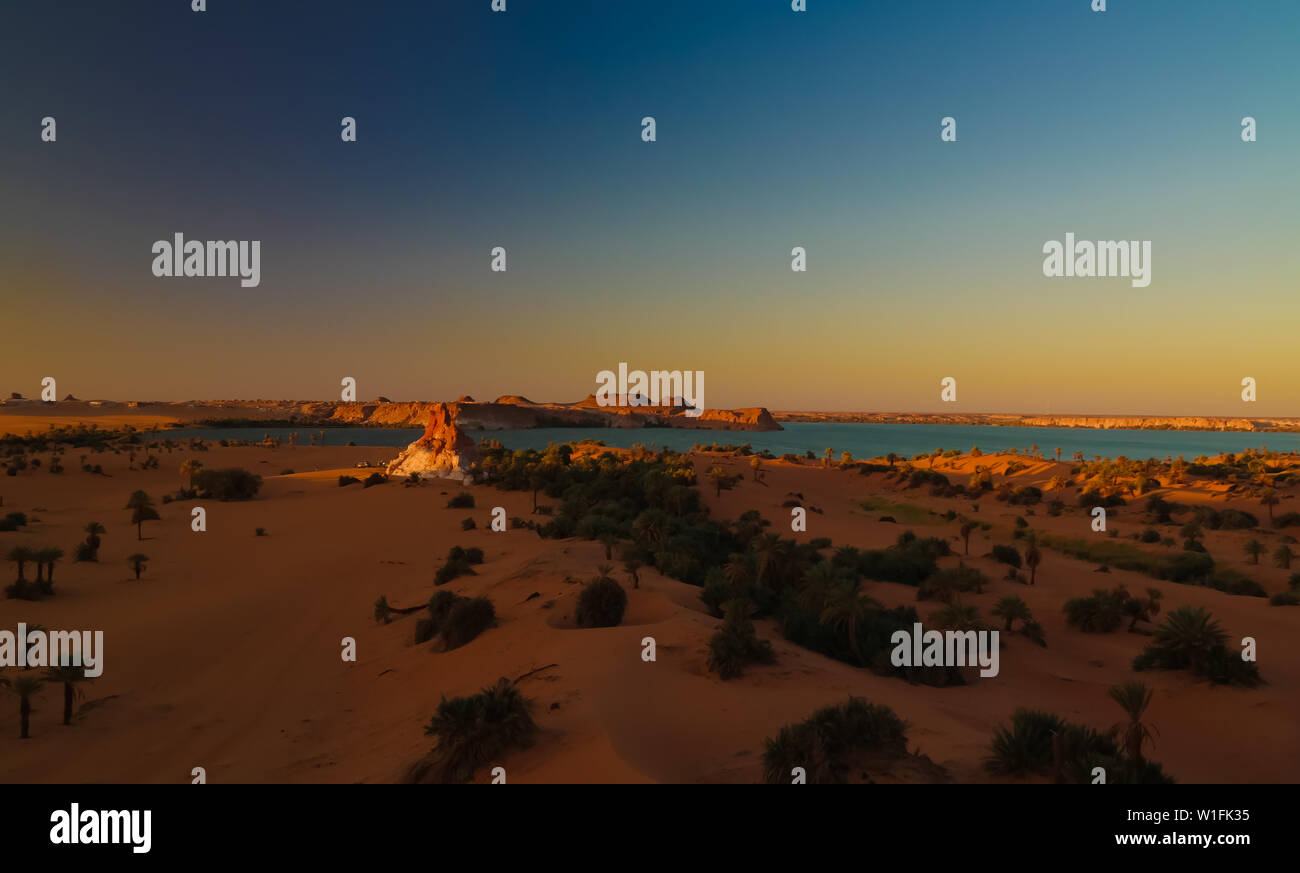 Sunrise Aérienne Vue panoramique sur le lac de la LJC group d'Ounianga Kebir lacs , Ennedi, Tchad Banque D'Images