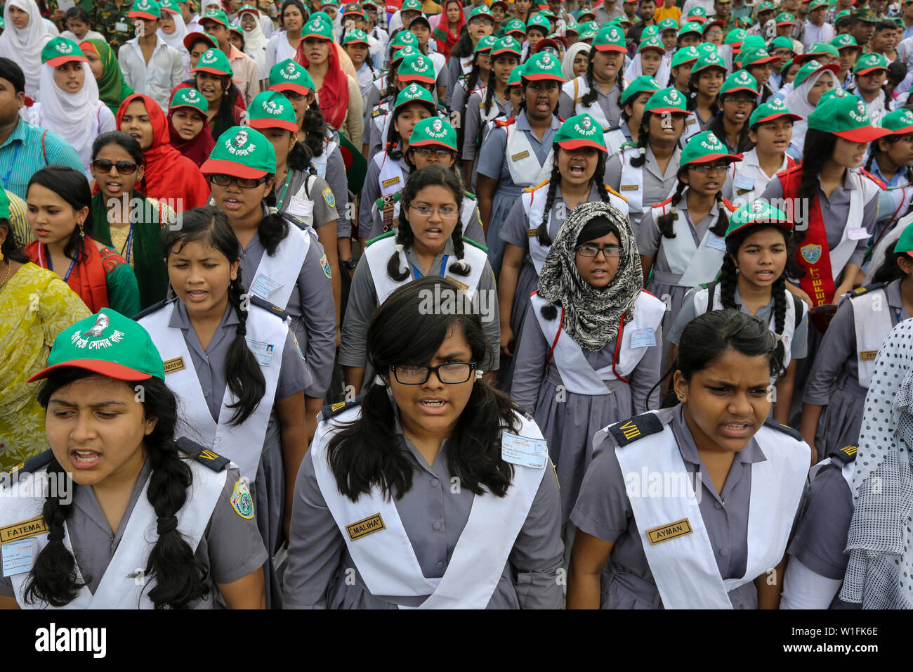 Les élèves participent à l'événement intitulé "Lakho Konthe Shonar Bangla". Plus de 2,5 personnes lakh chorus hymne nationale à l'échelle nationale de Parade dans une soumission Banque D'Images