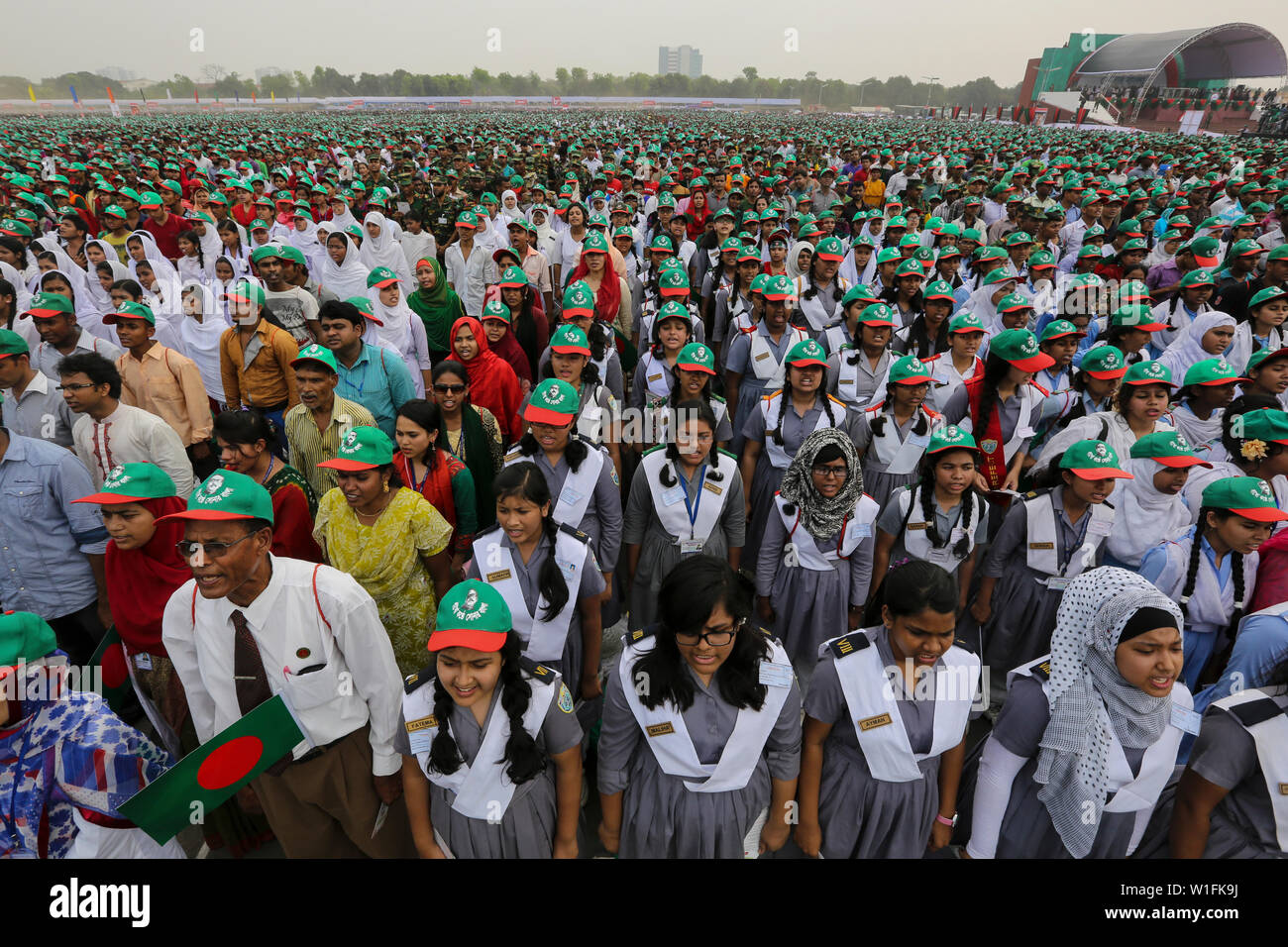 Les élèves participent à l'événement intitulé "Lakho Konthe Shonar Bangla". Plus de 2,5 personnes lakh chorus hymne nationale à l'échelle nationale de Parade dans une soumission Banque D'Images