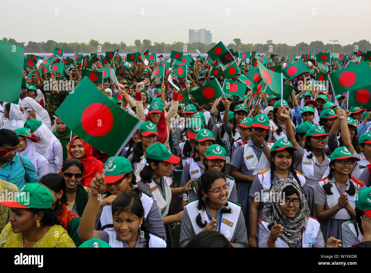 Les élèves participent à l'événement intitulé "Lakho Konthe Shonar Bangla". Plus de 2,5 personnes lakh chorus hymne nationale à l'échelle nationale de Parade dans une soumission Banque D'Images