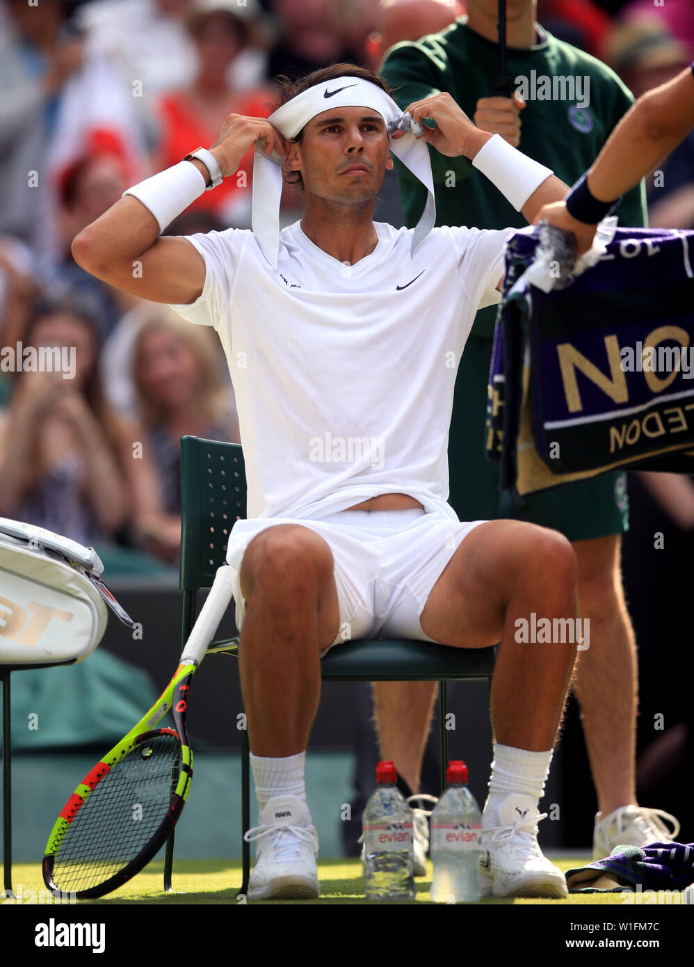 Rafael Nadal change son head pendant son match le deuxième jour de la Wimbledon à l'All England Lawn Tennis et croquet Club, Wimbledon. Banque D'Images