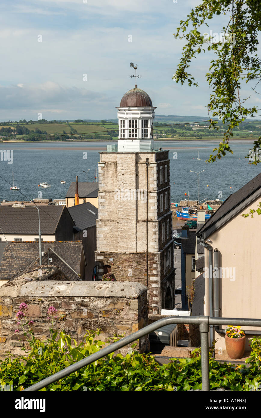 La Tour Clock Gate surplombant le port de la ville et la rivière Blackwater Bay à Youghal, comté de Cork, Irlande Banque D'Images