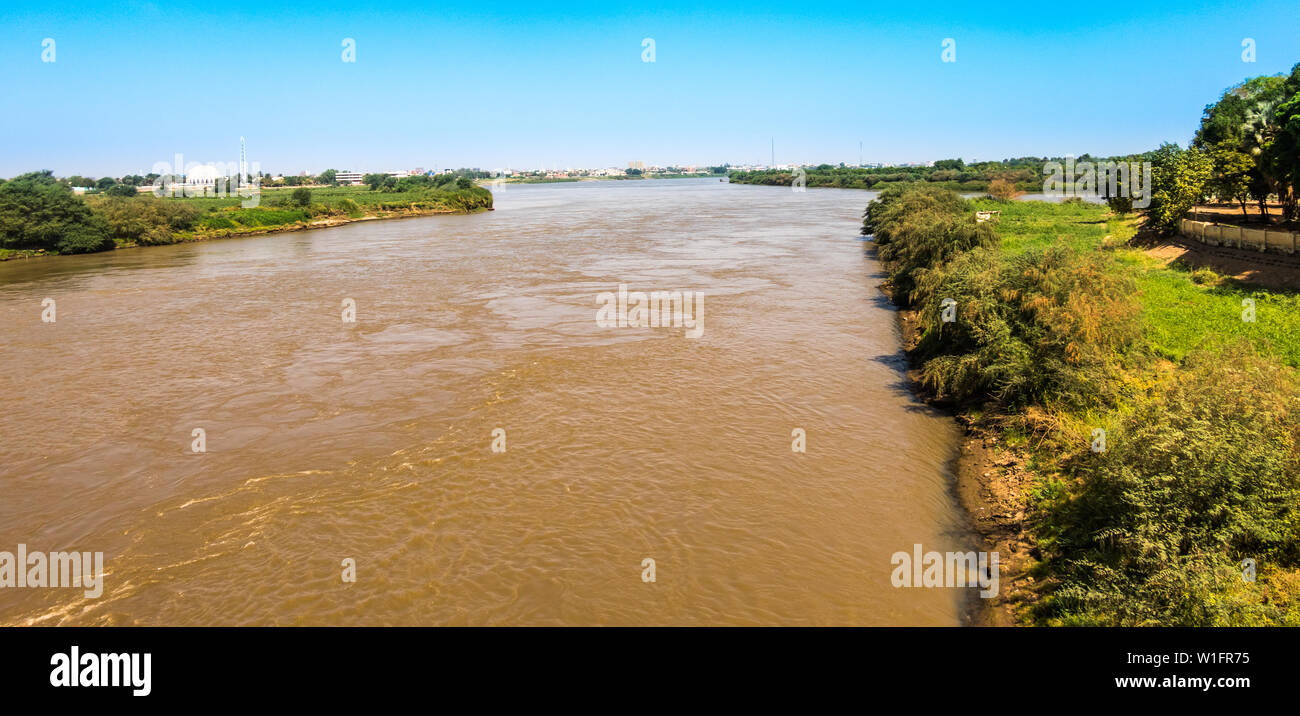 Confluent du Nil Blanc et du Nil Bleu, vue du pont de Khartoum à omduram au Soudan, Afrique Banque D'Images