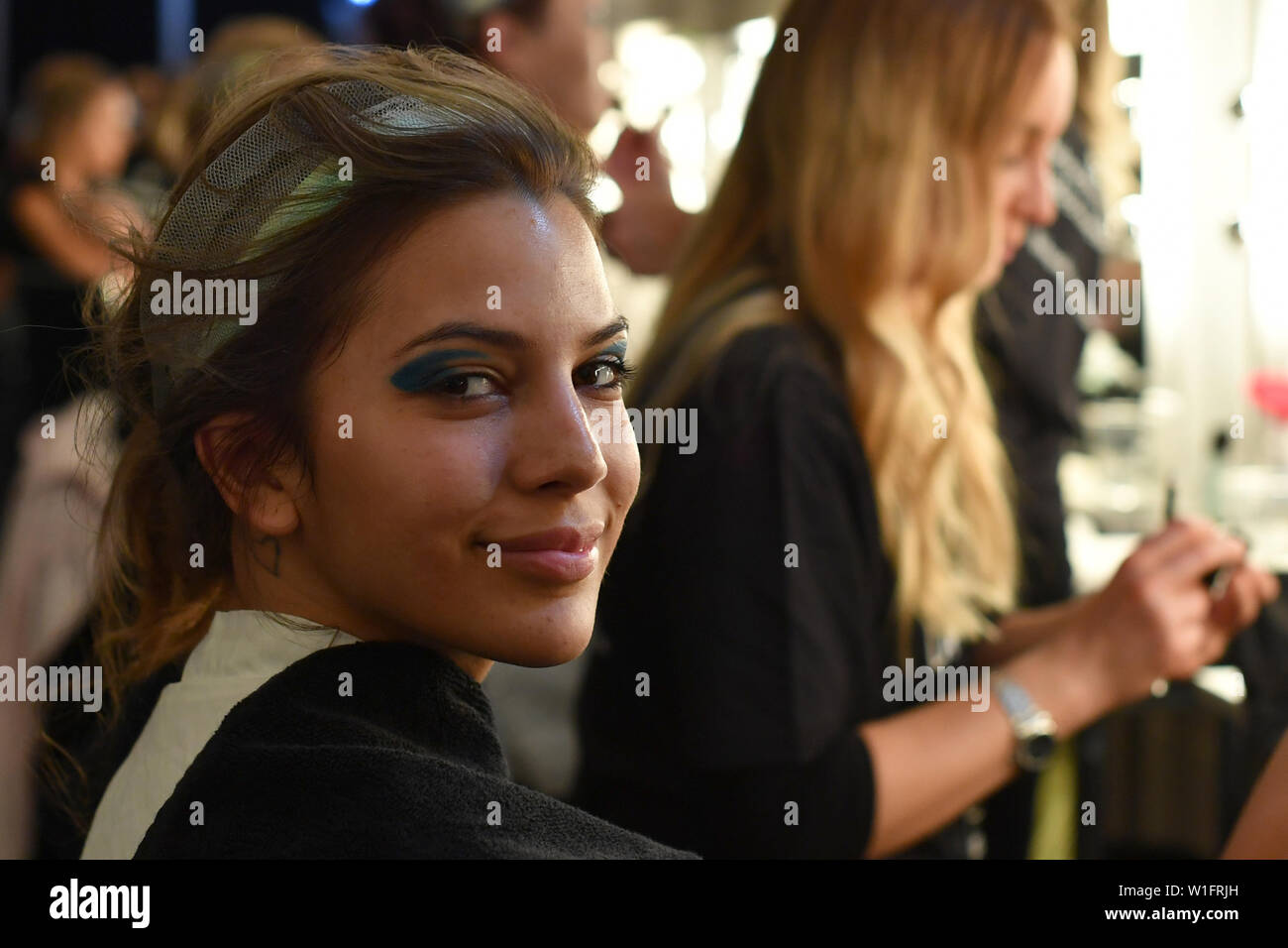 Berlin, Allemagne. 07 juillet, 2019. Kinski-Jones au Kenya, modèle, est peint pour le spectacle de designer Marc Cain dans le Velodrom. Les collections pour le printemps/été 2019 sera présenté à la Berlin Fashion Week. Credit : Jens Kalaene/dpa/Alamy Live News Banque D'Images