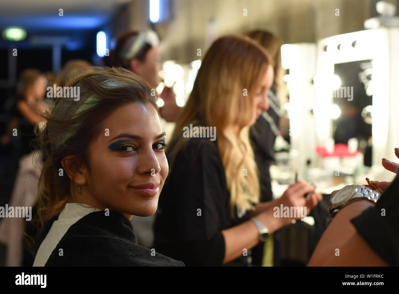 Berlin, Allemagne. 07 juillet, 2019. Kinski-Jones au Kenya, modèle, est peint pour le spectacle de designer Marc Cain dans le Velodrom. Les collections pour le printemps/été 2019 sera présenté à la Berlin Fashion Week. Credit : Jens Kalaene/dpa/Alamy Live News Banque D'Images