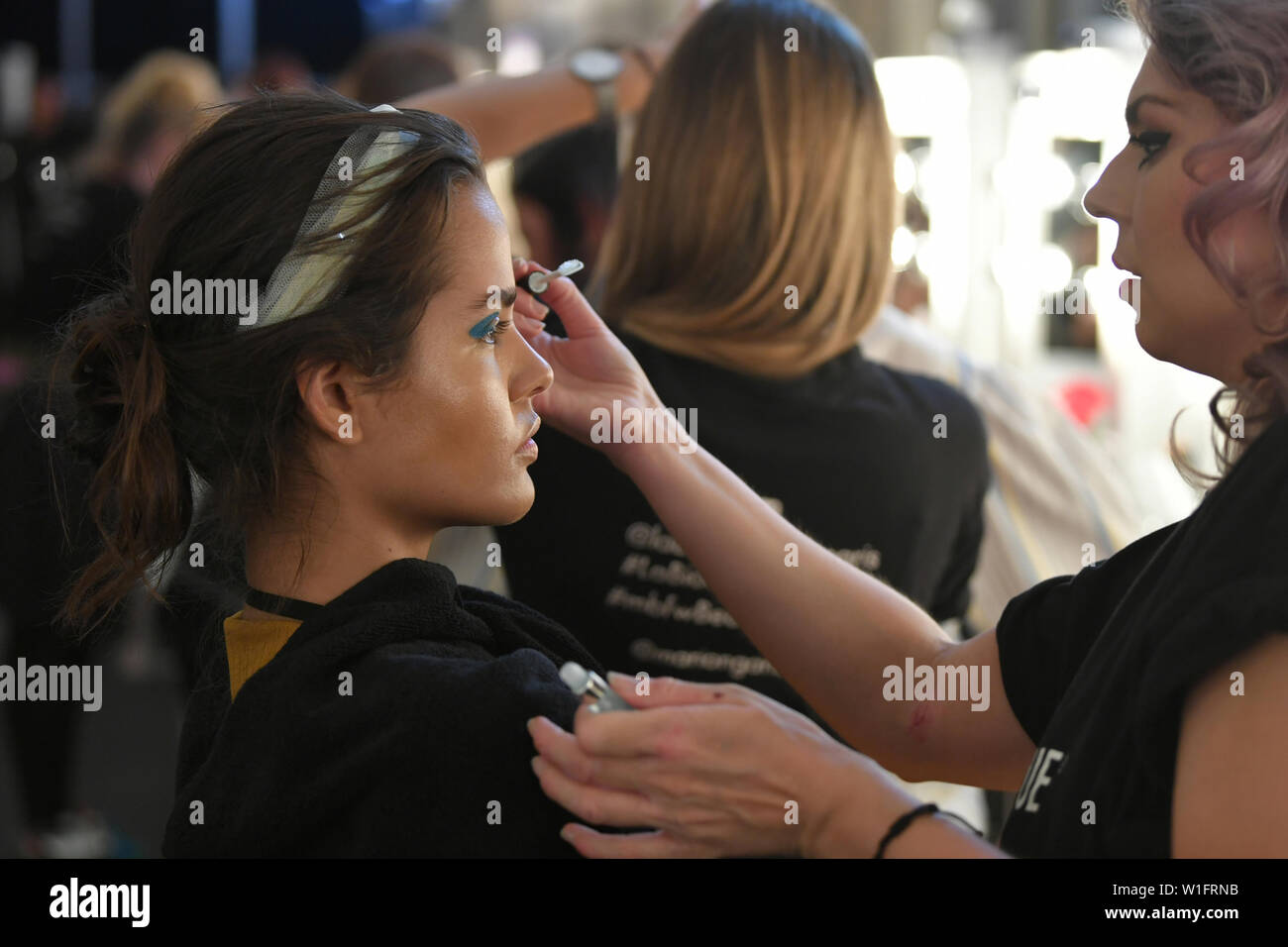 Berlin, Allemagne. 07 juillet, 2019. Kinski-Jones au Kenya, modèle, est peint pour le spectacle de designer Marc Cain dans le Velodrom. Les collections pour le printemps/été 2019 sera présenté à la Berlin Fashion Week. Credit : Jens Kalaene/dpa/Alamy Live News Banque D'Images