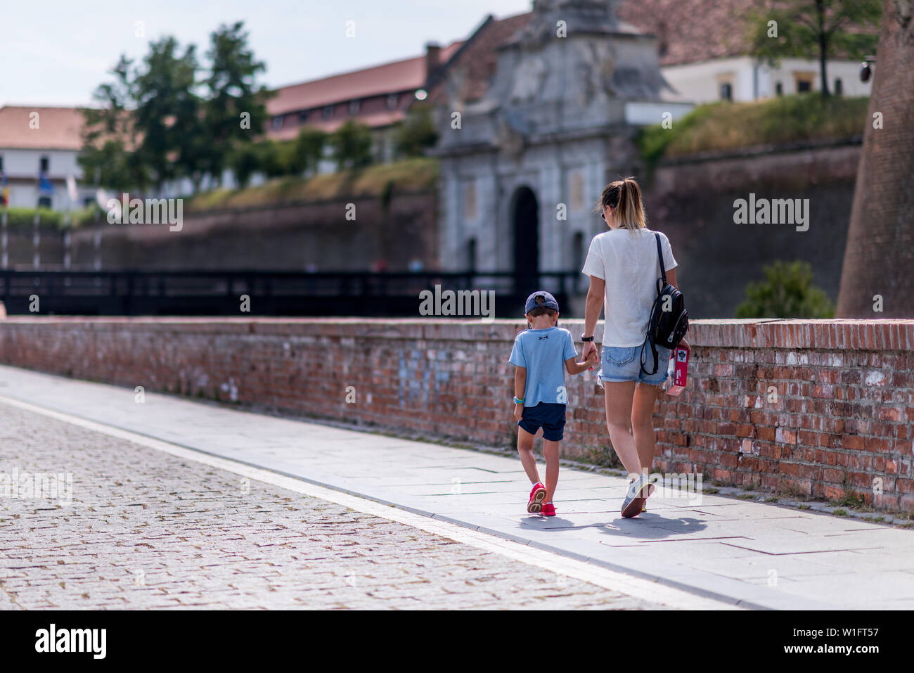 Grâce à de nouvelles découvertes, et de beaux endroits, la mère et son enfant à pied harmonieusement, étape par étape. Curieux de savoir ce qu'ils peuvent assimiler Banque D'Images