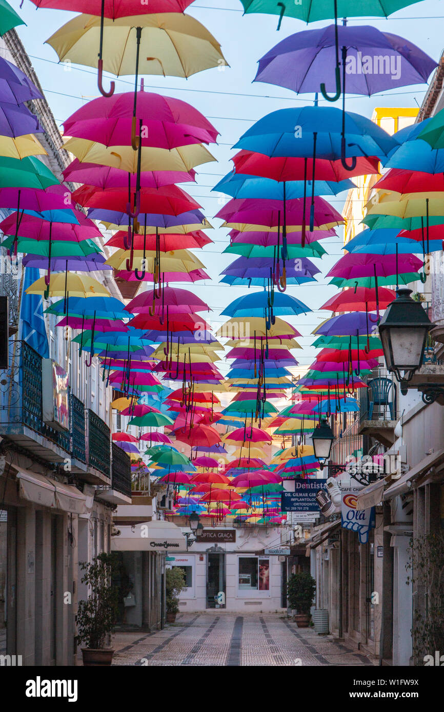 OLHAO, PORTUGAL - Juin 9th, 2019 : de couleur variée décoration parapluie  dans les rues du centre-ville d'Olhao ville Photo Stock - Alamy