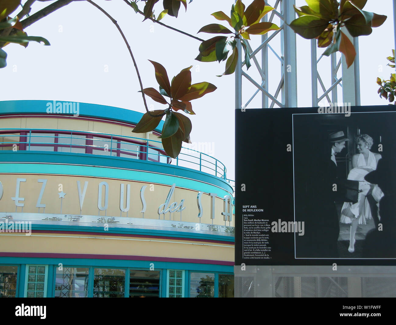 Restaurant à Walt Disney Studios Park, rendez-vous des stars, et une affiche publicitaire de Marilyn Monroe's "sept ans Itch' ('Sept ans de réflexion') : Disneyland Paris, France Banque D'Images