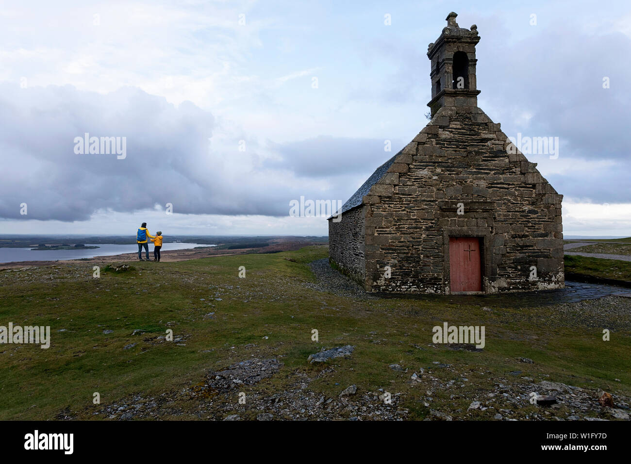 La France, Finistère, Cornouaille, mère et fils à la chapelle Saint Michel Banque D'Images