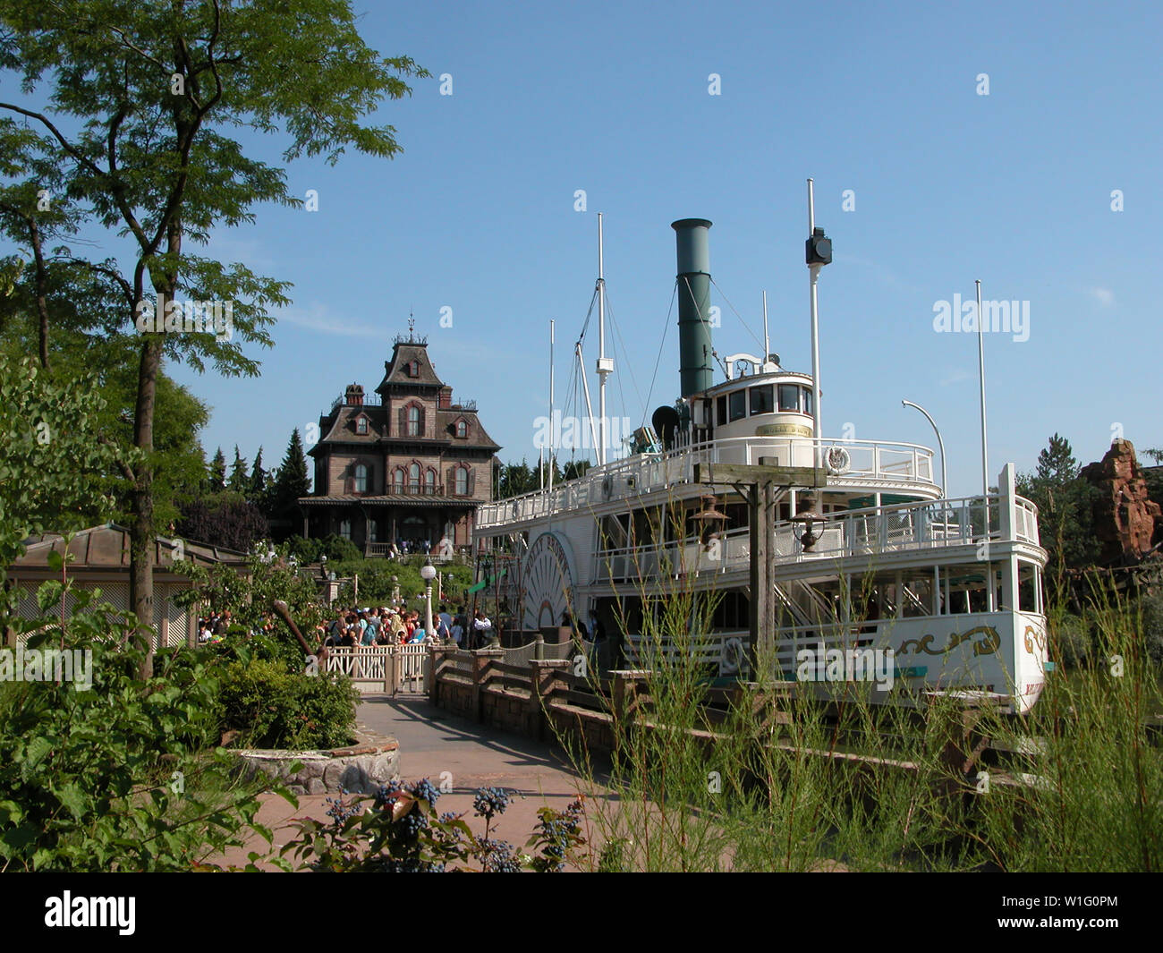 Thunder Mesa Riverboat Landing et Phantom Manor, des locaux contigus dans Frontierland, Disneyland, Paris : sidewheeler riverboat 'Molly Brown' prend une autre charge utile d'excursionnistes Banque D'Images