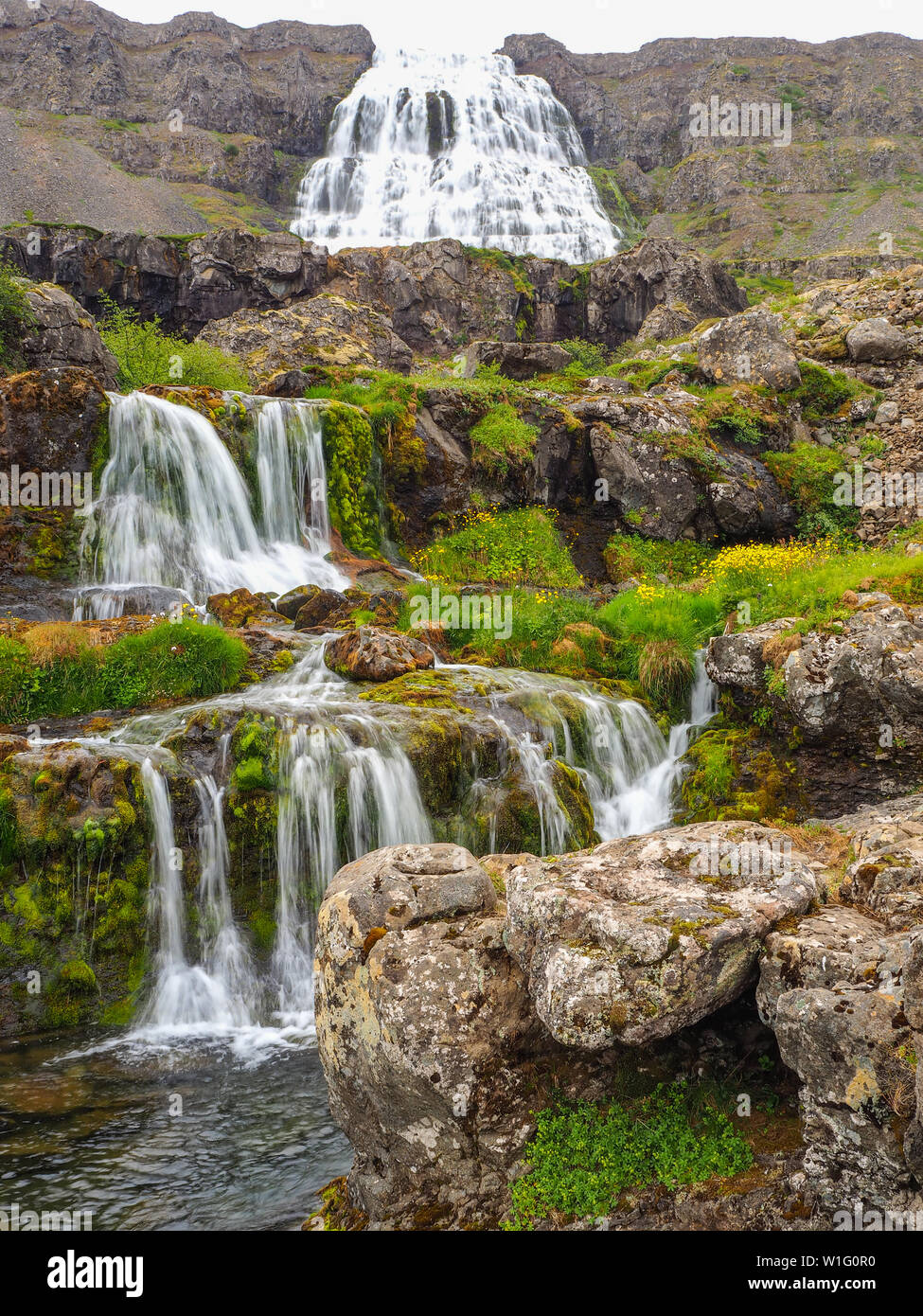 Dynjandifoss et deux petites chutes d'eau avec des roches couvertes de mousse dans l'Westfjords d'Islande Banque D'Images
