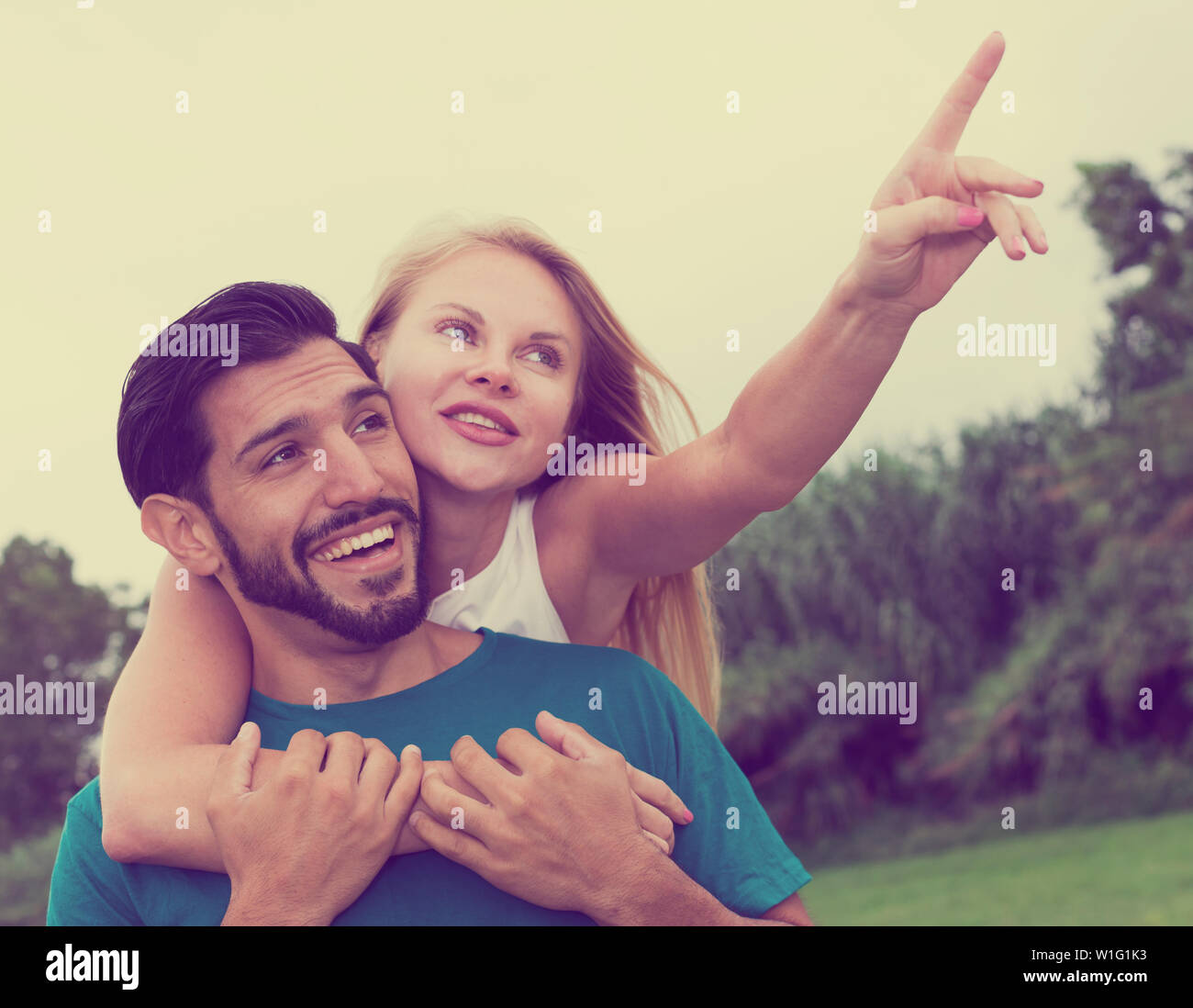 Portrait d'homme avec petite amie qui regardent la nature, piscine. Banque D'Images