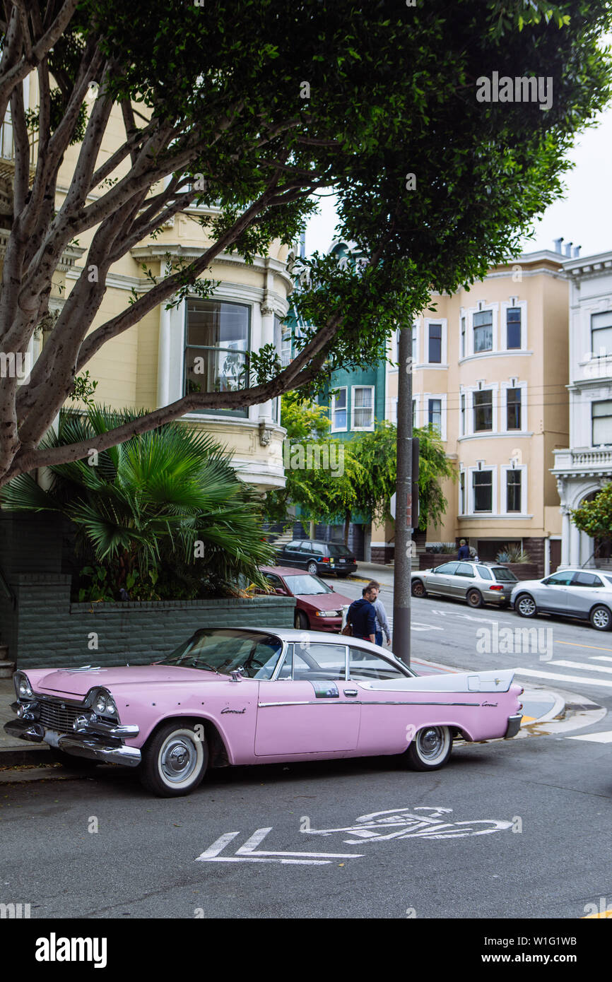 Voiture classique antique rose dans les rues de San Francisco, Californie, États-Unis Banque D'Images