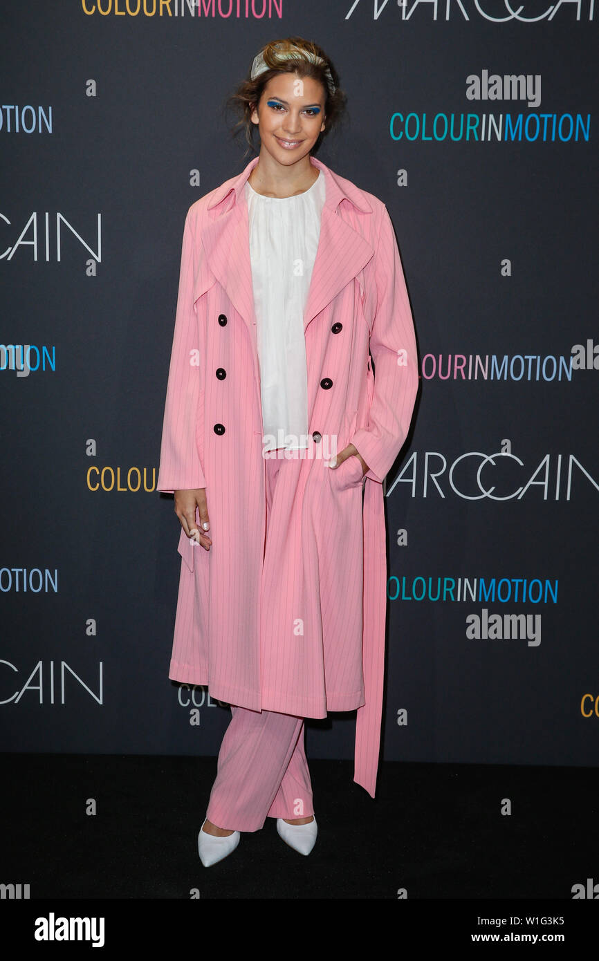 Berlin, Allemagne. 07 juillet, 2019. Kinski-Jones au Kenya, modèle, marche à travers le tapis avant le spectacle de designer Marc Cain dans le Velodrom. Les collections pour le printemps/été 2019 sera présenté à la Berlin Fashion Week. Credit : Gerald Matzka/dpa-Zentralbild/ZB/dpa/Alamy Live News Banque D'Images