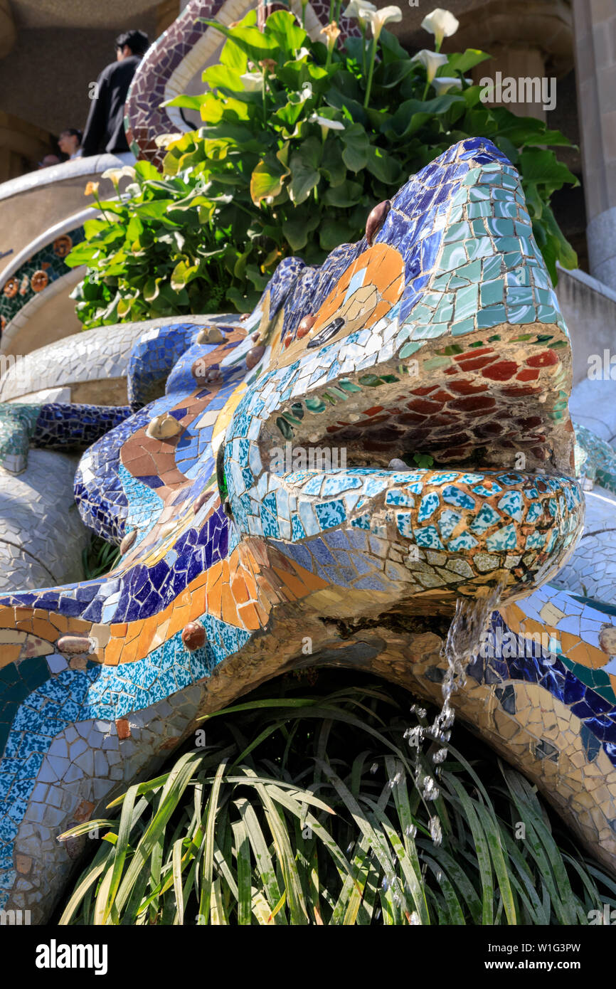 La salamandre, ou el drac, carrelage en céramique mosaïque fontaine dragon,  ou fontaine de lézard, par Antonio Gaudi dans le parc Guell, Barcelone,  Espagne Photo Stock - Alamy