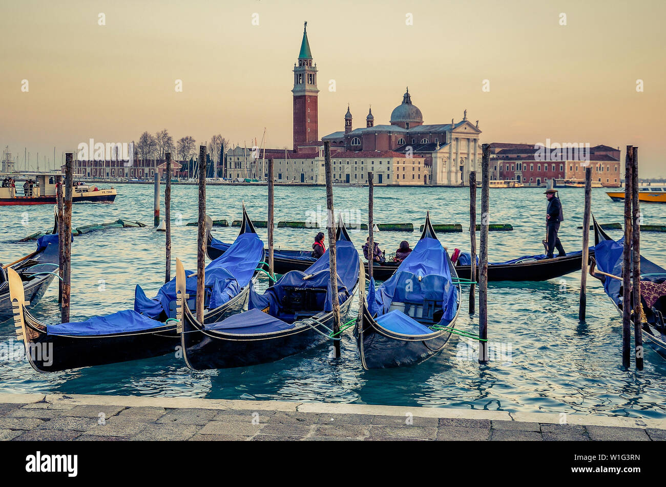 Après la longue période qu'ils amènent les touristes d'un endroit à l'autre à Venise, même les bateaux ont besoin de quelques instants de repos pour recharger leurs batteries à l'al. Banque D'Images