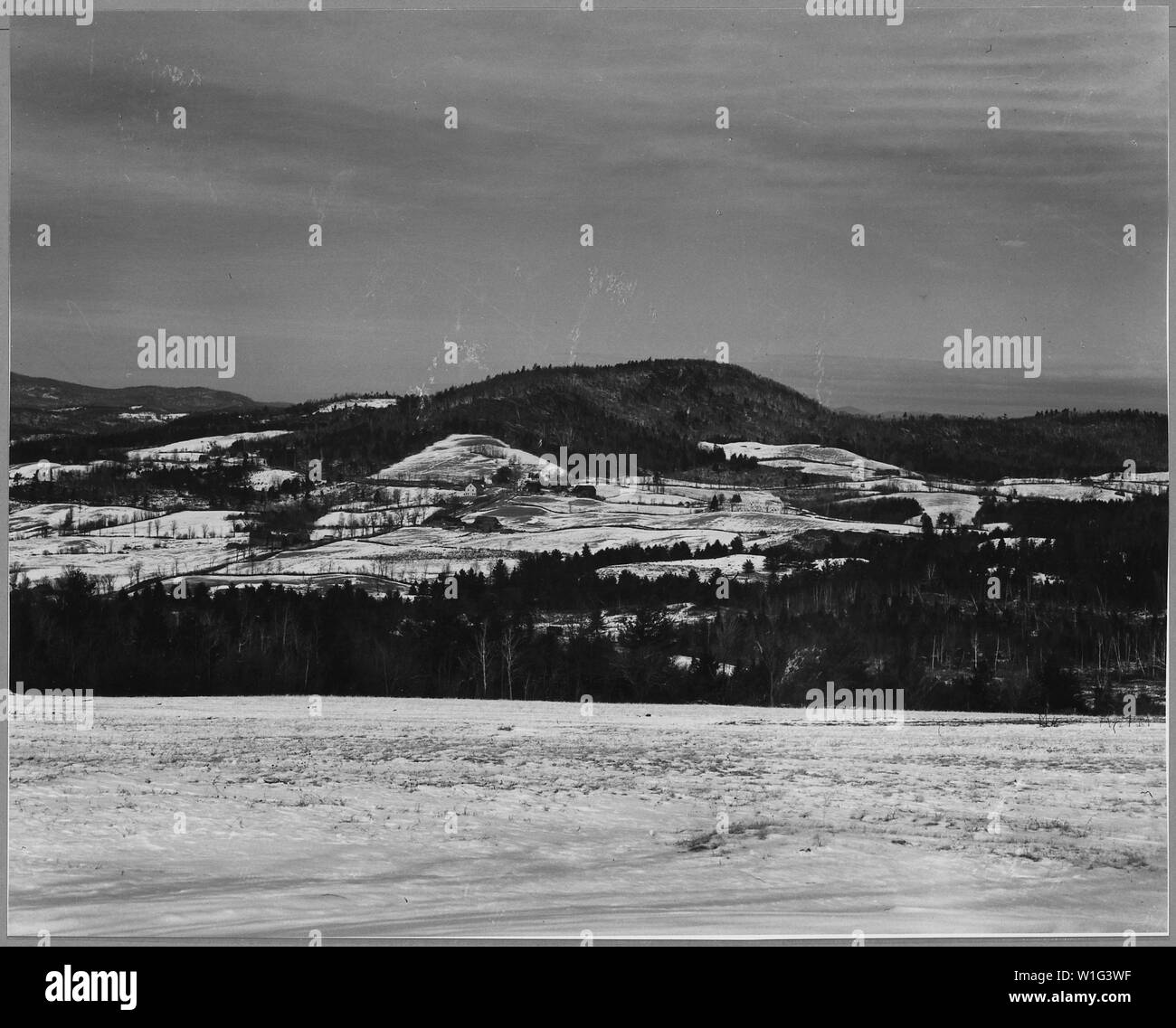 Landaff, comté de Grafton, New Hampshire. Une photo de Landaff center de prises de Mlle Mattie Chandle . . . ; Portée et contenu : la légende complète se lit comme suit : Landaff, comté de Grafton, New Hampshire. Une photo de Landaff center de prises de Mlle Mattie Chandler's farm. La quantité de terres défrichées illustré ici (en rapport avec la forêt) est beaucoup plus grande que d'habitude pour le canton de la région en général. Banque D'Images