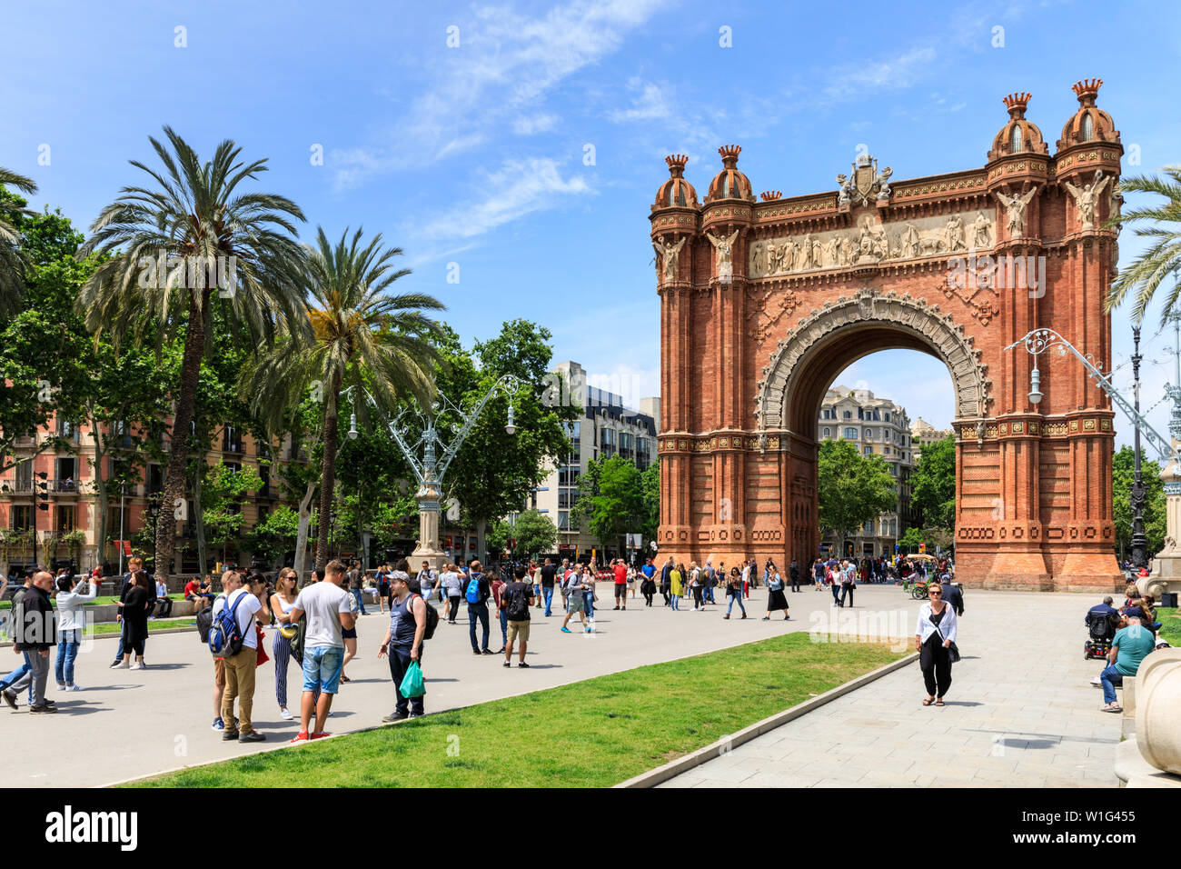Les gens et les touristes à l'Arc de Triomf ou Arco de Triunfo Monument arch et le boulevard dans le soleil d'été, Barcelone, Espagne Banque D'Images