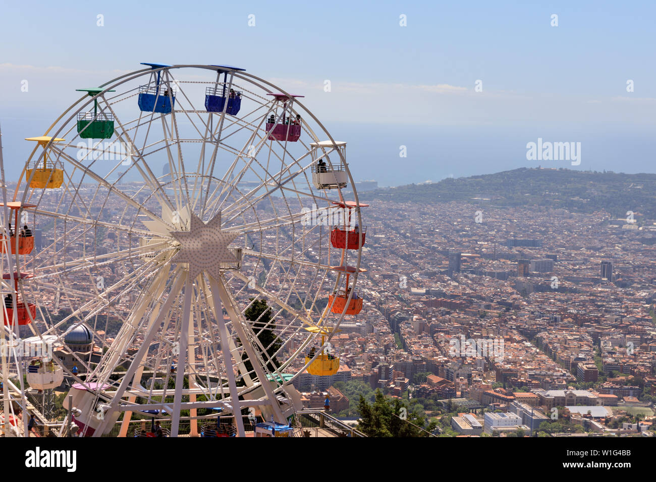 Avis de Tibidao fête foraine et amusement park ride grande roue et Barcelone à partir de ci-dessus, Barcelone, Espagne, Europe Banque D'Images