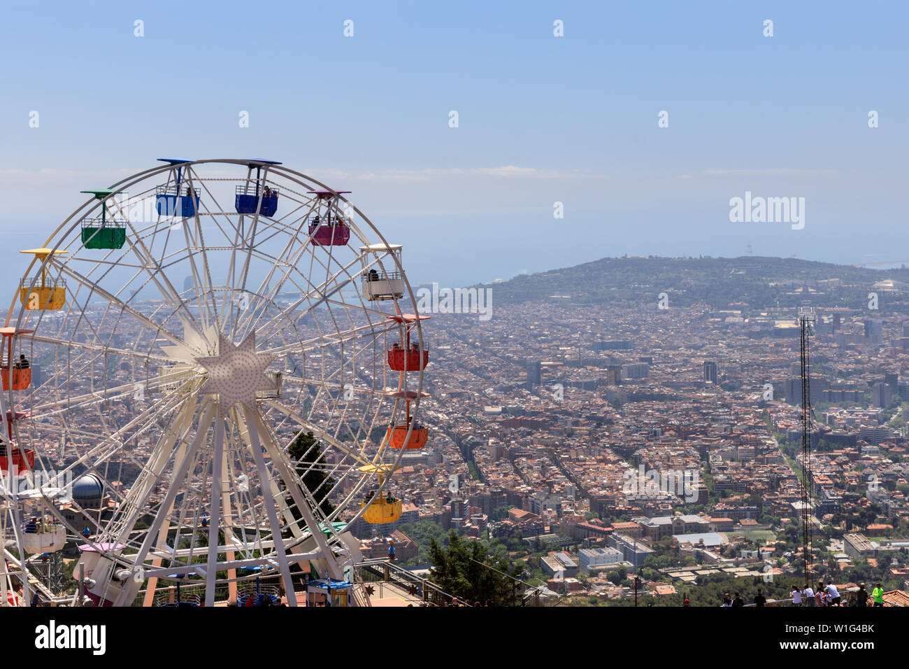 Avis de Tibidao fête foraine et amusement park ride grande roue et Barcelone à partir de ci-dessus, Barcelone, Espagne, Europe Banque D'Images