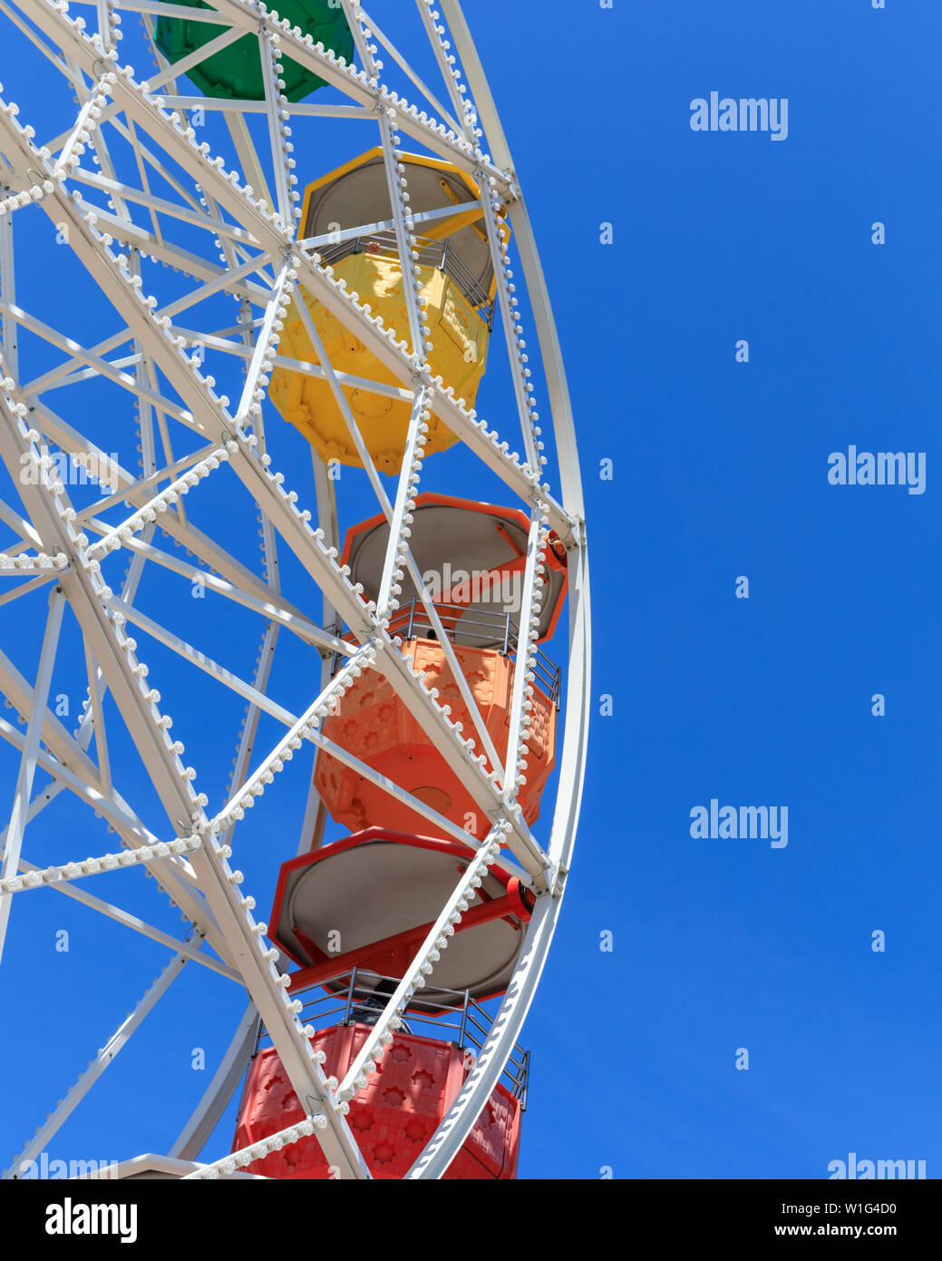 Foire colorée à l'ancienne fête foraine grande roue, manège dans un parc d'attractions, detail shot of structure, Tibidao, Barcelone, l'Europe Banque D'Images