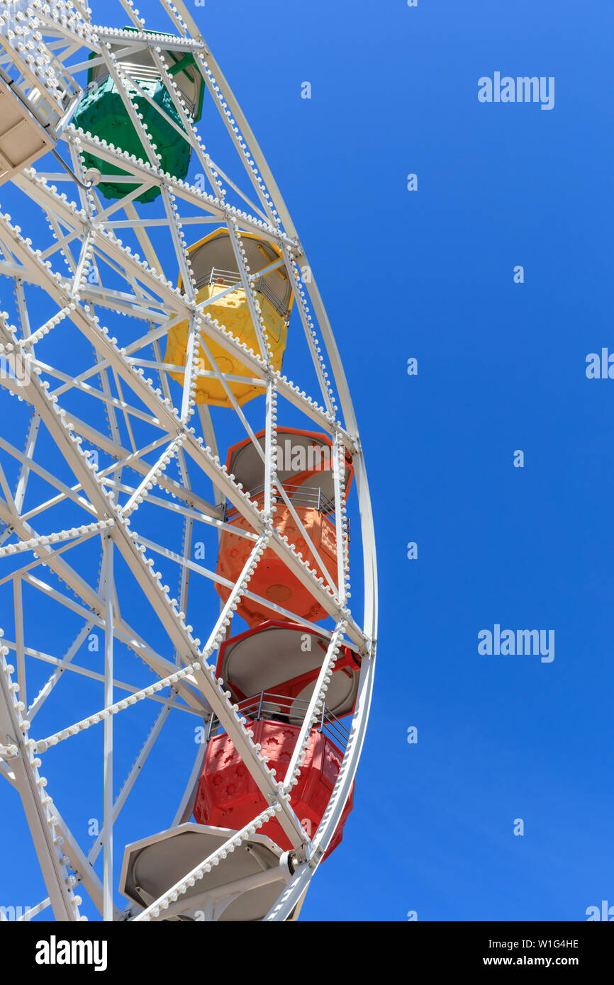 Foire colorée à l'ancienne fête foraine grande roue, manège dans un parc d'attractions, detail shot of structure, Tibidao, Barcelone, l'Europe Banque D'Images