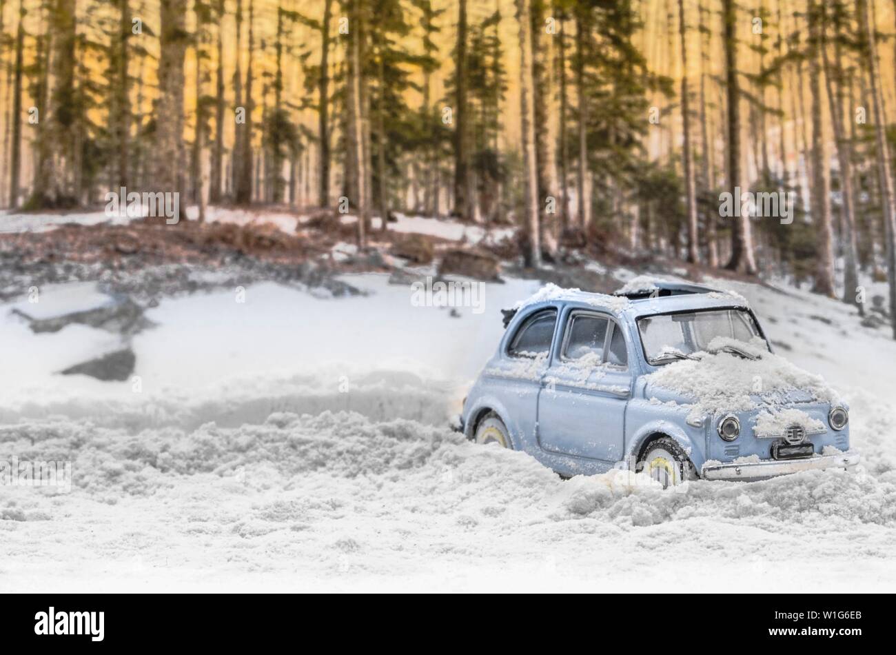 Diorama - Vintage car sur route de montagne couverte de neige Banque D'Images