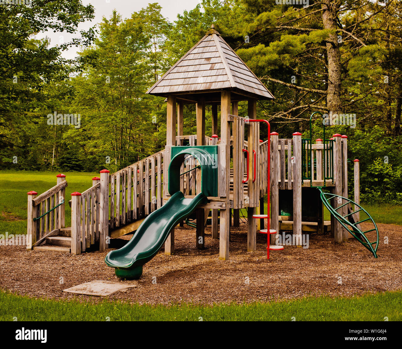 Aire de jeux pour enfants situé dans le parc rural. Banque D'Images