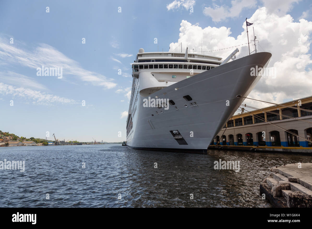 Grand bateau de croisière au port de La Havane en stationnement, capitale de Cuba. Prise lors d'un ciel nuageux et journée ensoleillée. Banque D'Images