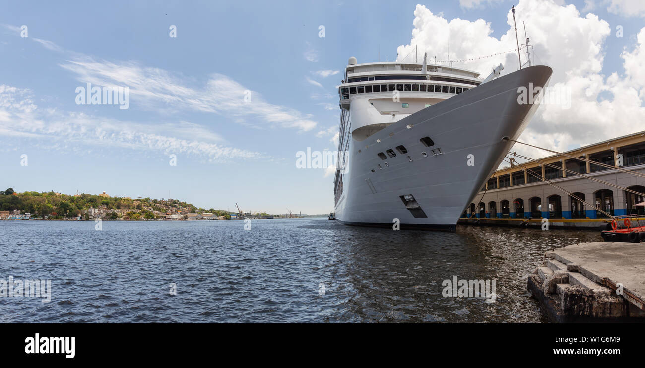 Grand bateau de croisière au port de La Havane en stationnement, capitale de Cuba. Prise lors d'un ciel nuageux et journée ensoleillée. Banque D'Images