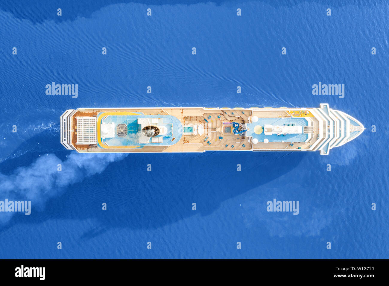 Navire de croisière de luxe à voile à travers la mer. Vue de dessus de l'antenne de Banque D'Images