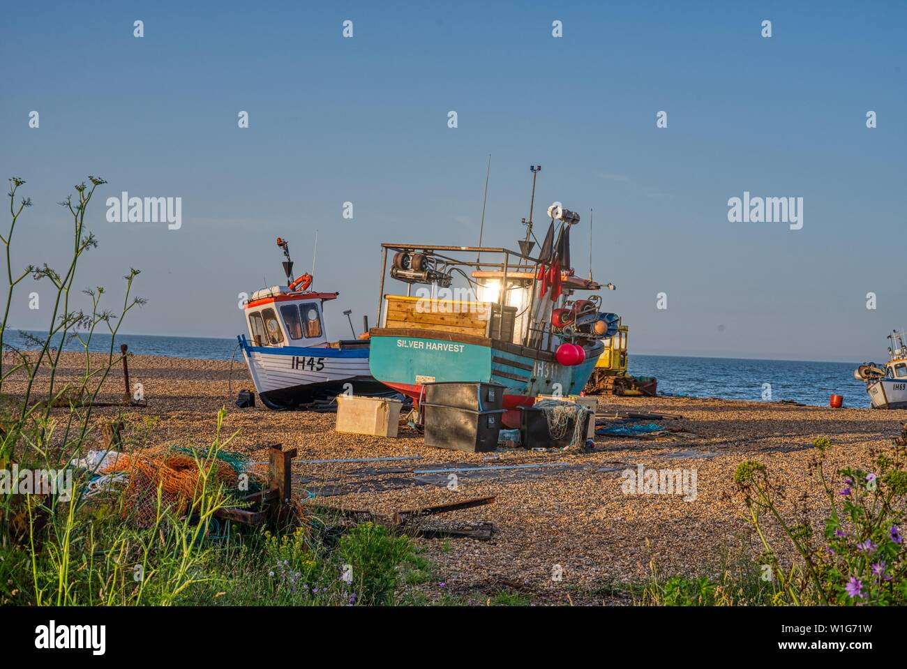 Bateaux de pêche sur la plage de galets à Aldeburgh, Suffolk, UK Banque D'Images