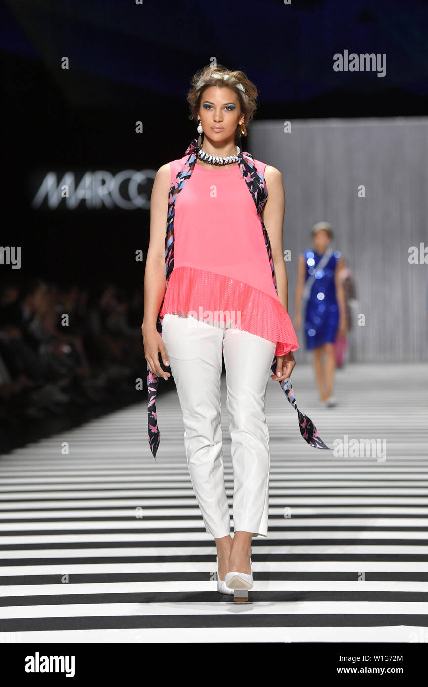 Berlin, Allemagne. 07 juillet, 2019. Le modèle Kenya Kinski Jones marche le long de la passerelle à l'exposition de designer Marc Cain dans le Velodrom. Les collections pour le printemps/été 2019 sera présenté à la Berlin Fashion Week. Credit : Jens Kalaene/dpa/Alamy Live News Banque D'Images