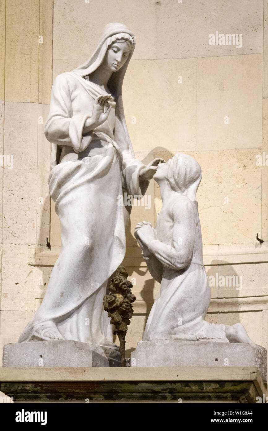 La statue de Vierge Marie bénédiction Sainte Bernadette. La statue est dans la Cathédrale de Duomo di Pavia (à Pavie, Italie) Banque D'Images
