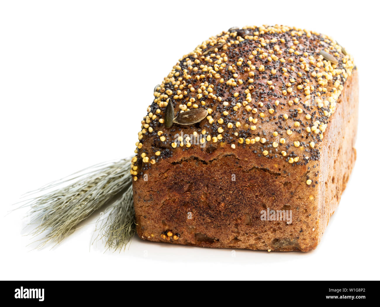 Farine de seigle Pain fait maison avec des graines de chia et de mil groats isolated on white Banque D'Images