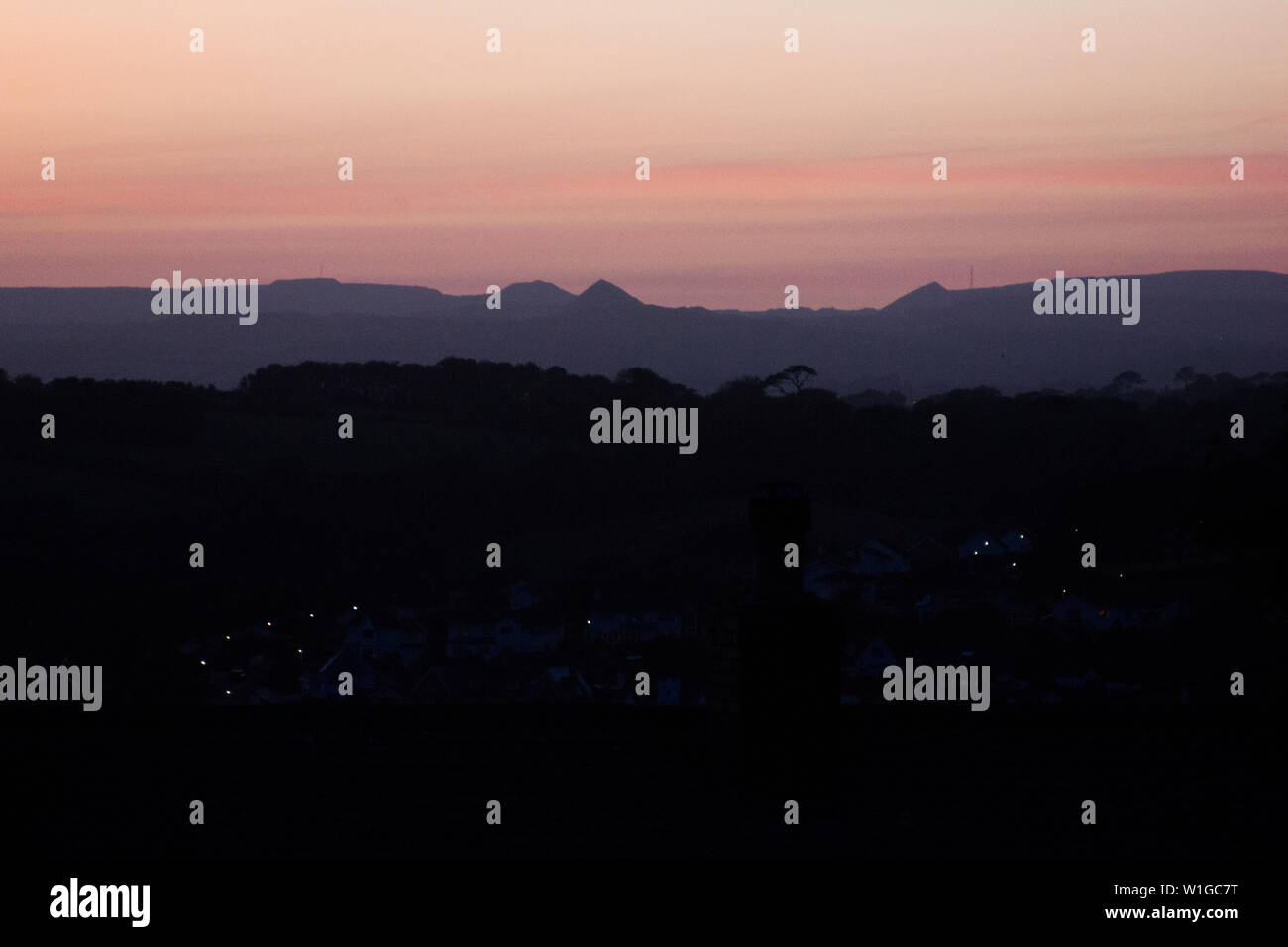 Coucher du soleil sur les montagnes de la brume du soir Banque D'Images