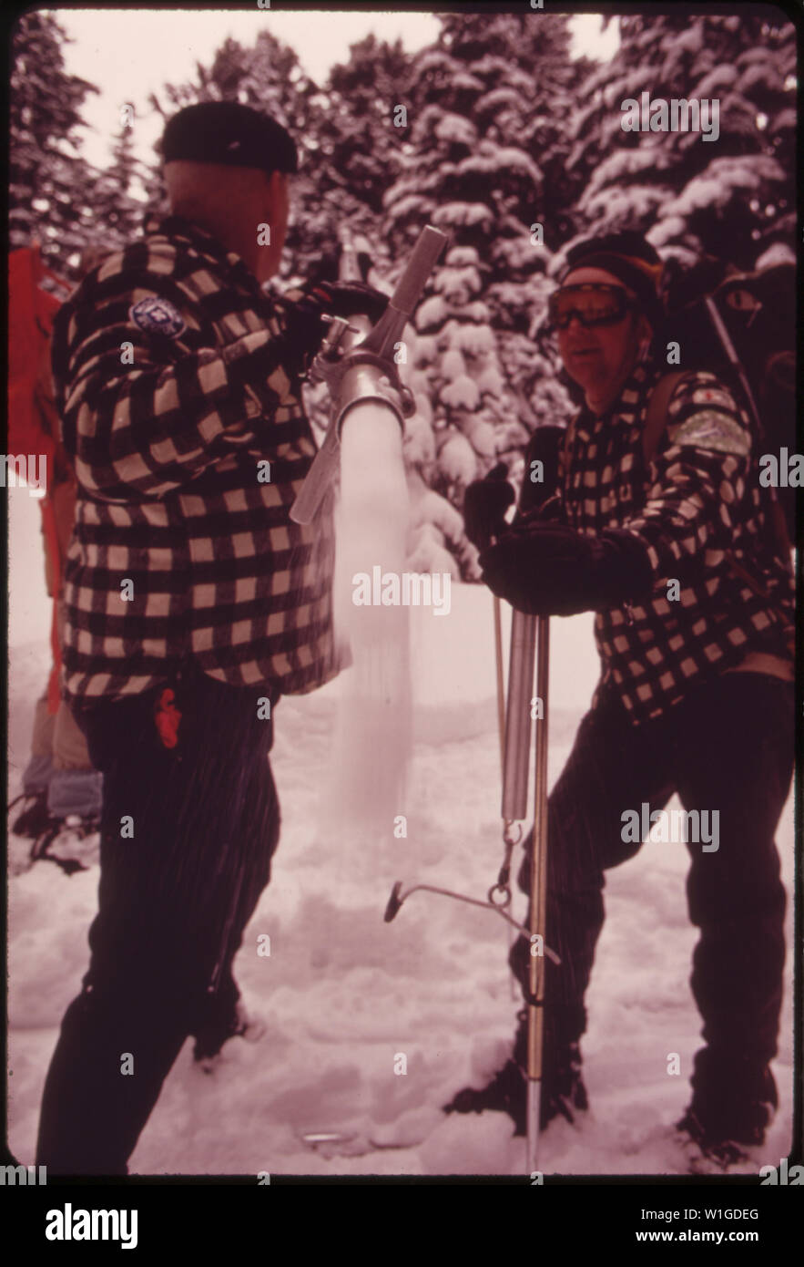 Les MEMBRES DU CLUB D'escalade de rocher LES RATS FONT DES ENQUÊTES DE LA NEIGE D'HIVER POUR LES États-unis AU SERVICE DE CONSERVATION DES SOLS TILLY JANE CAMP LA MASSE SUR LE MT. Le capot. Les autorités peuvent alors anticiper l'effet du dégel printanier sur le FLEUVE COLUMBIA Banque D'Images