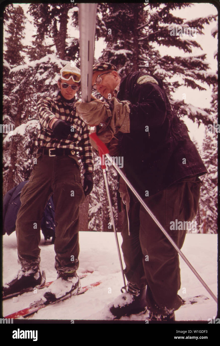 Les MEMBRES DU CLUB D'escalade de rocher LES RATS FONT DES ENQUÊTES DE LA NEIGE D'HIVER POUR LES États-unis AU SERVICE DE CONSERVATION DES SOLS TILLY JANE CAMP LA MASSE SUR LE MT. Le capot. Les autorités peuvent alors anticiper l'effet du dégel printanier sur le FLEUVE COLUMBIA Banque D'Images