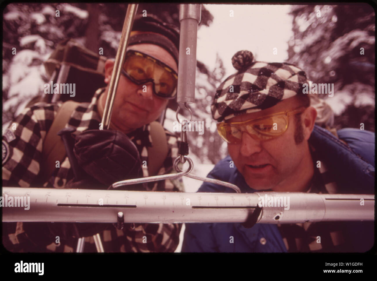 Les MEMBRES DU CLUB D'escalade de rocher LES RATS FONT DES ENQUÊTES DE LA NEIGE D'HIVER POUR LES États-unis AU SERVICE DE CONSERVATION DES SOLS TILLY JANE CAMP LA MASSE SUR LE MT. Le capot. Les autorités peuvent alors anticiper l'effet du dégel printanier sur le FLEUVE COLUMBIA Banque D'Images