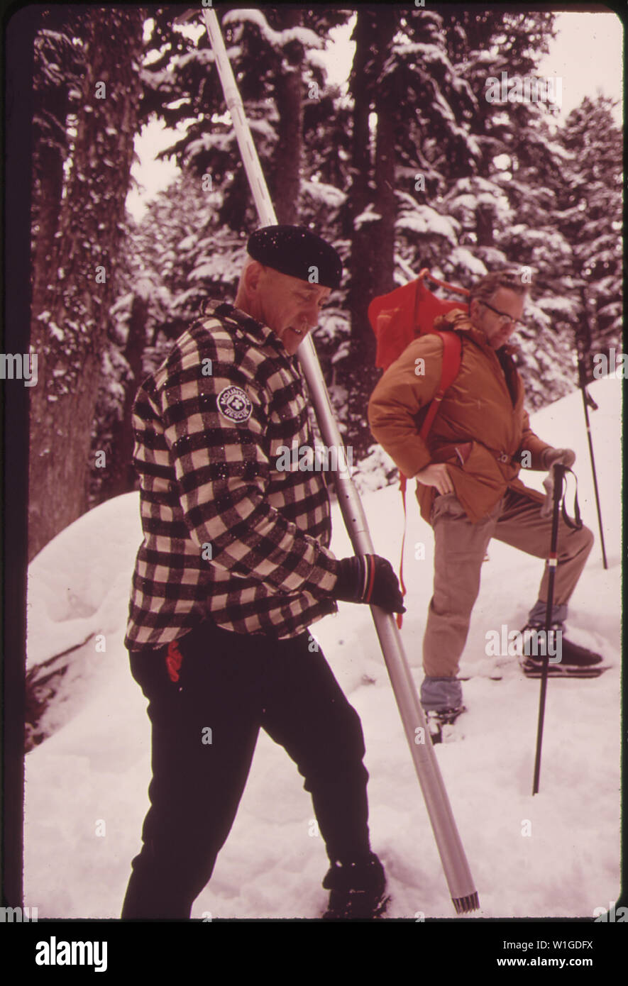 Les MEMBRES DU CLUB D'escalade de rocher LES RATS FONT DES ENQUÊTES DE LA NEIGE D'HIVER POUR LES États-unis AU SERVICE DE CONSERVATION DES SOLS TILLY JANE CAMP LA MASSE SUR LE MT. Le capot. Les autorités peuvent alors anticiper l'effet du dégel printanier sur le FLEUVE COLUMBIA Banque D'Images