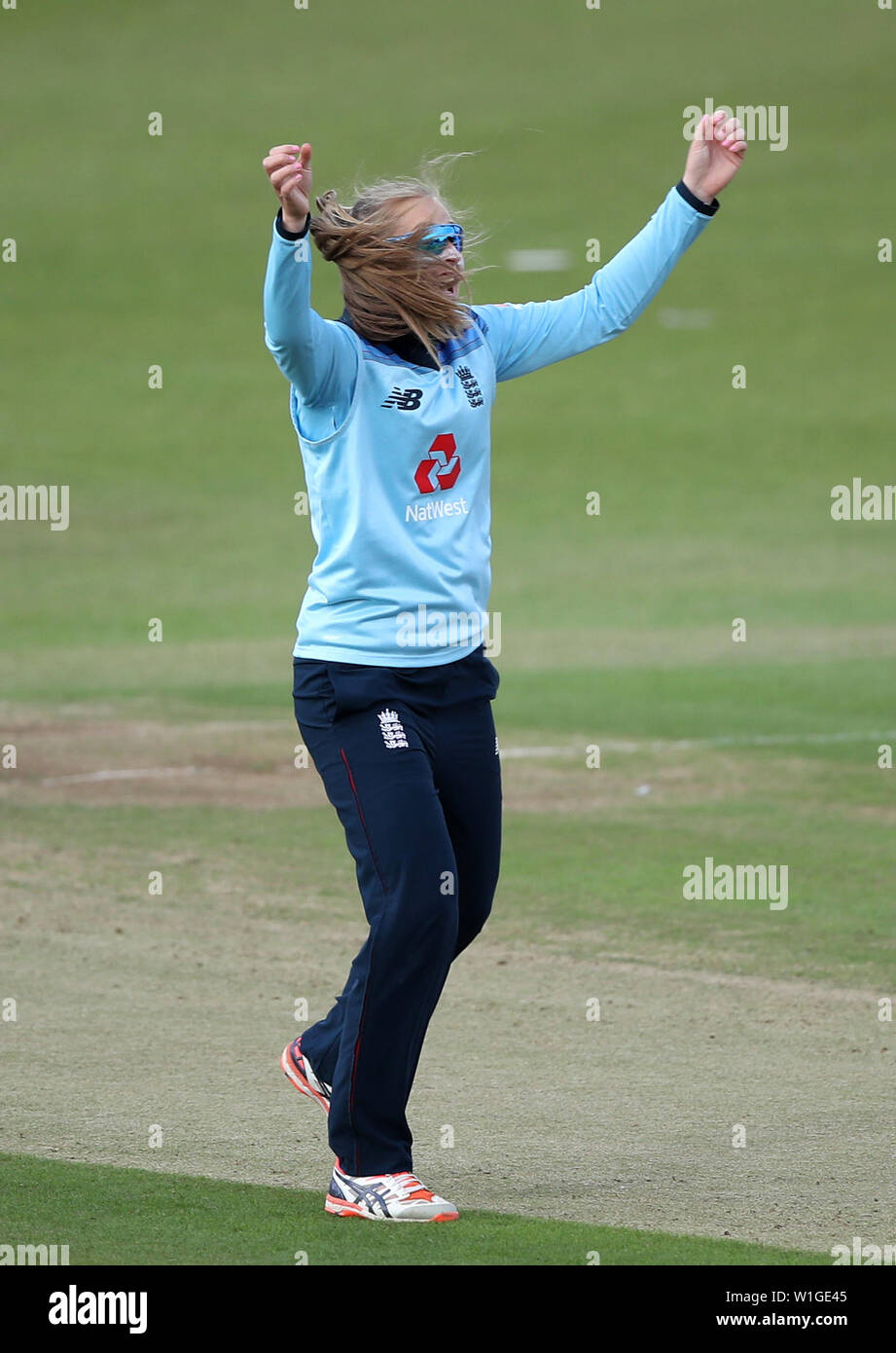 Sophie l'Angleterre célèbre Ecclestone le guichet de l'Australie est Ashleigh Gardner au cours de la première journée d'un match international de la Women's Ashes Series du comté de Leicester, Fischer. Banque D'Images