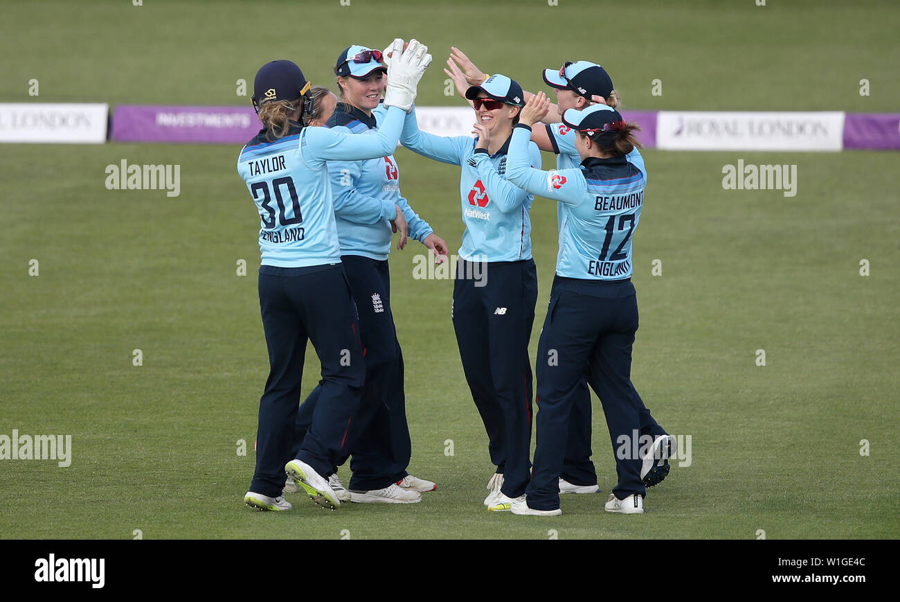 England's Fran Wilson (centre) célèbre l'attraper l'Australie avec ses coéquipiers d'Alyssa Healy durant la première journée d'un match international de la Women's Ashes Series du comté de Leicester, Fischer. Banque D'Images