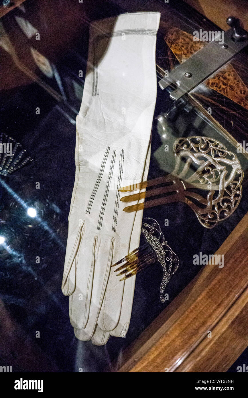 Des exemples exquis d'objets victoriens affiche sous verre à tirer sur le tiroir contenant Victorian ladies' paire de gants de chevreau blanc et parée de bijoux de cheveux Banque D'Images