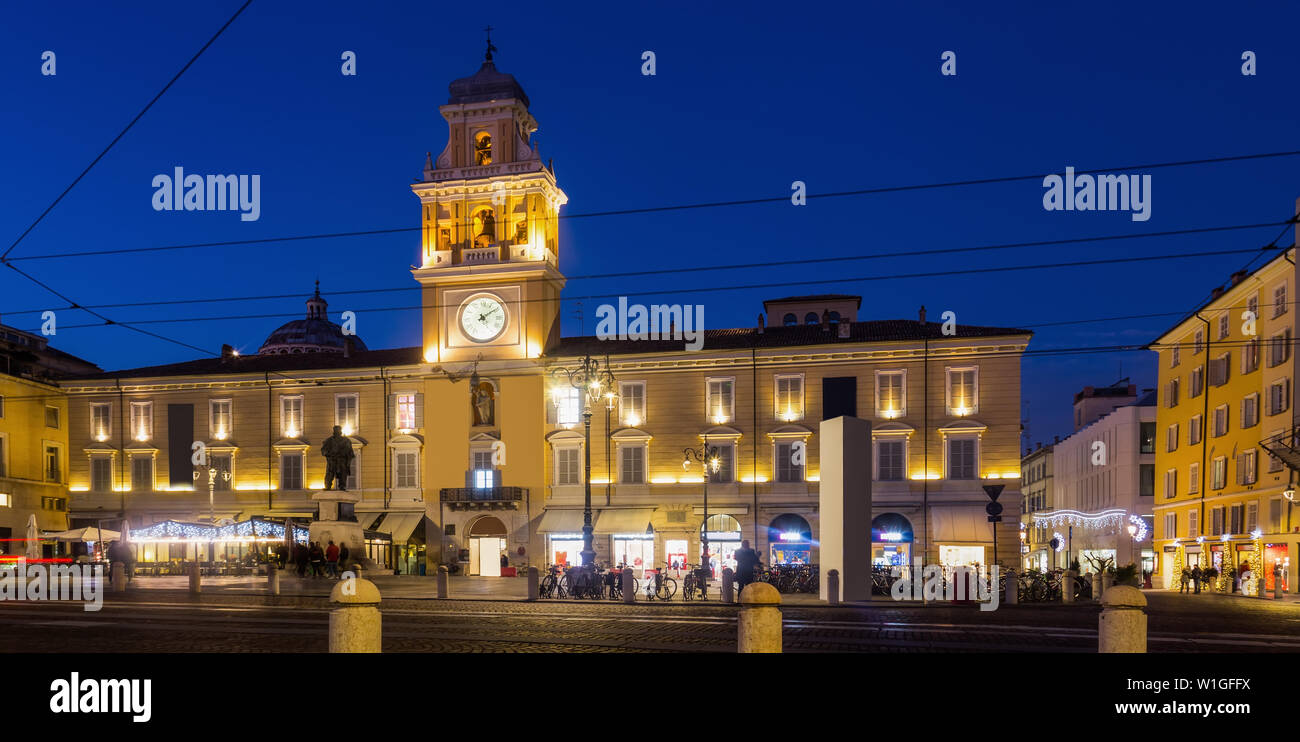 Photo de l'hôtel de ville de Parme éclairés en soirée, la place Garibaldi, Italie Banque D'Images