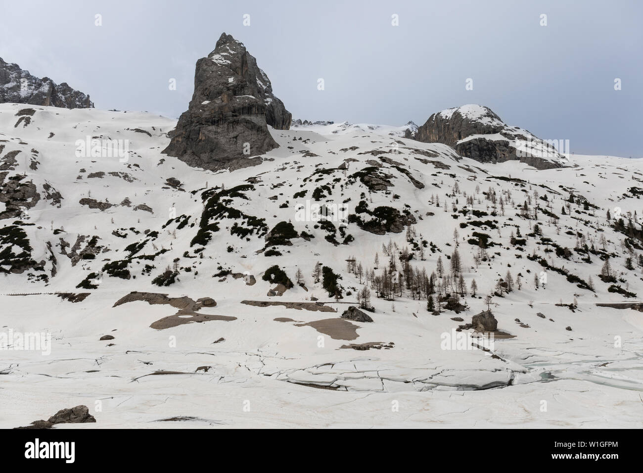 Col Fedaia congelé (le lac Lago di col Fedaia) dans les Dolomites, Italie Banque D'Images