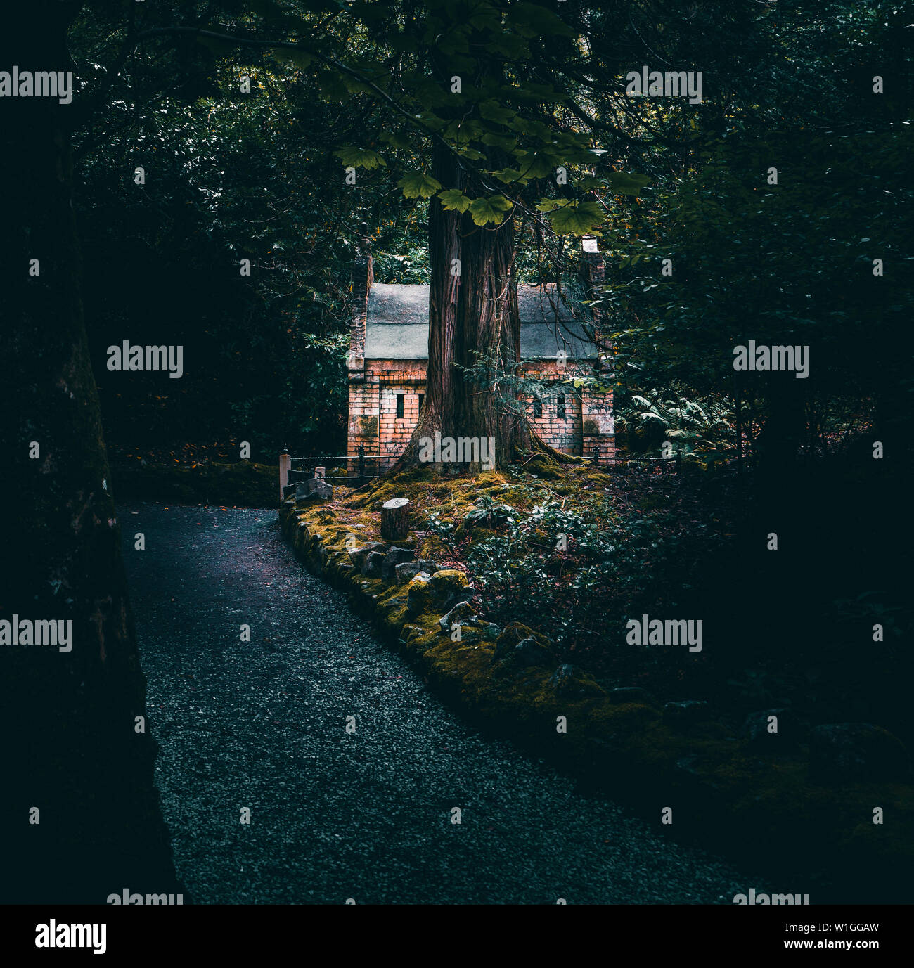 Une magnifique chapelle à côté de l'abbaye de Kylemore, cela semble être une petite hutte de certaines créatures de fantaisie, . Banque D'Images