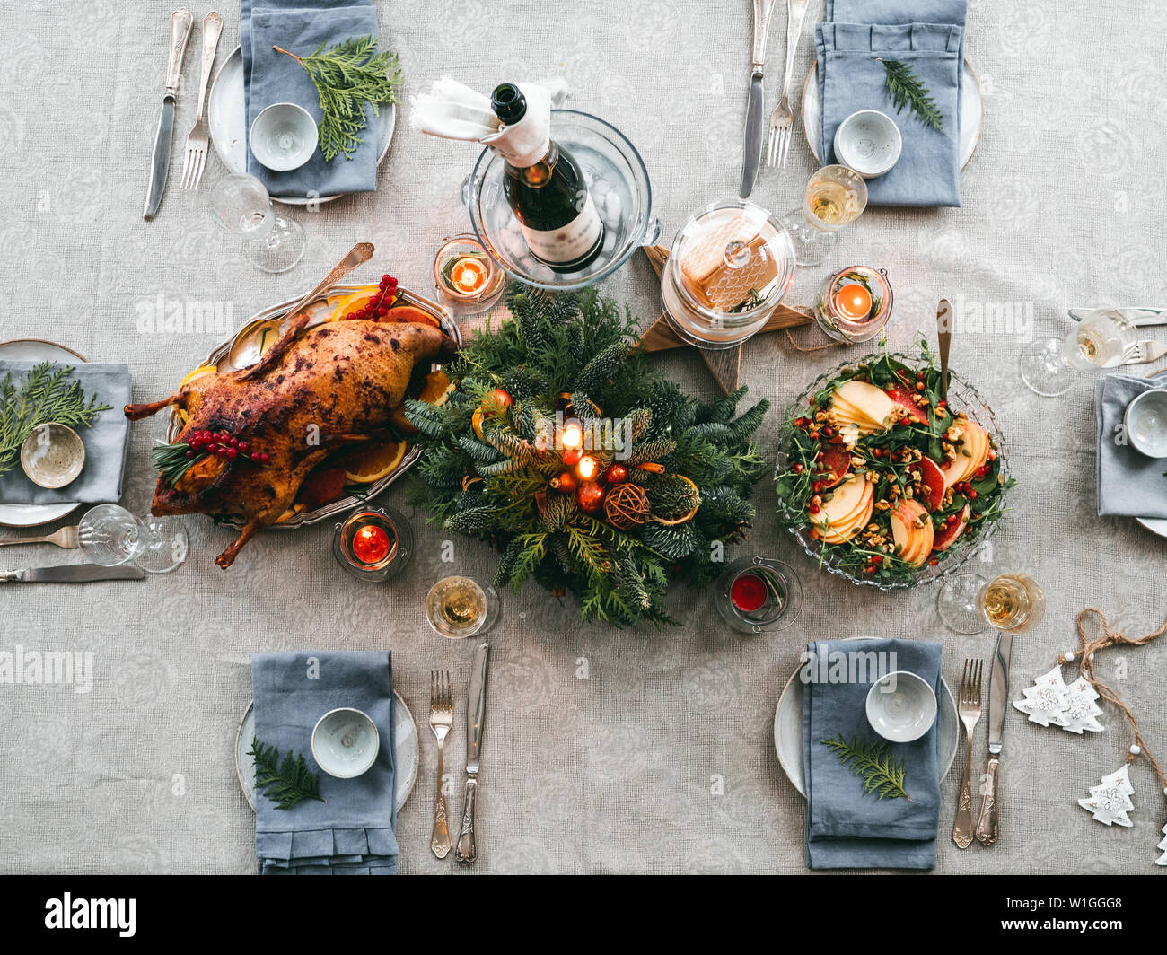 Haut de la vue de la table servie pour le dîner de Noël. Belle table servi avec salade de canard, soutenus, les décorations, les branches de sapin. Maison de vacances définition Banque D'Images