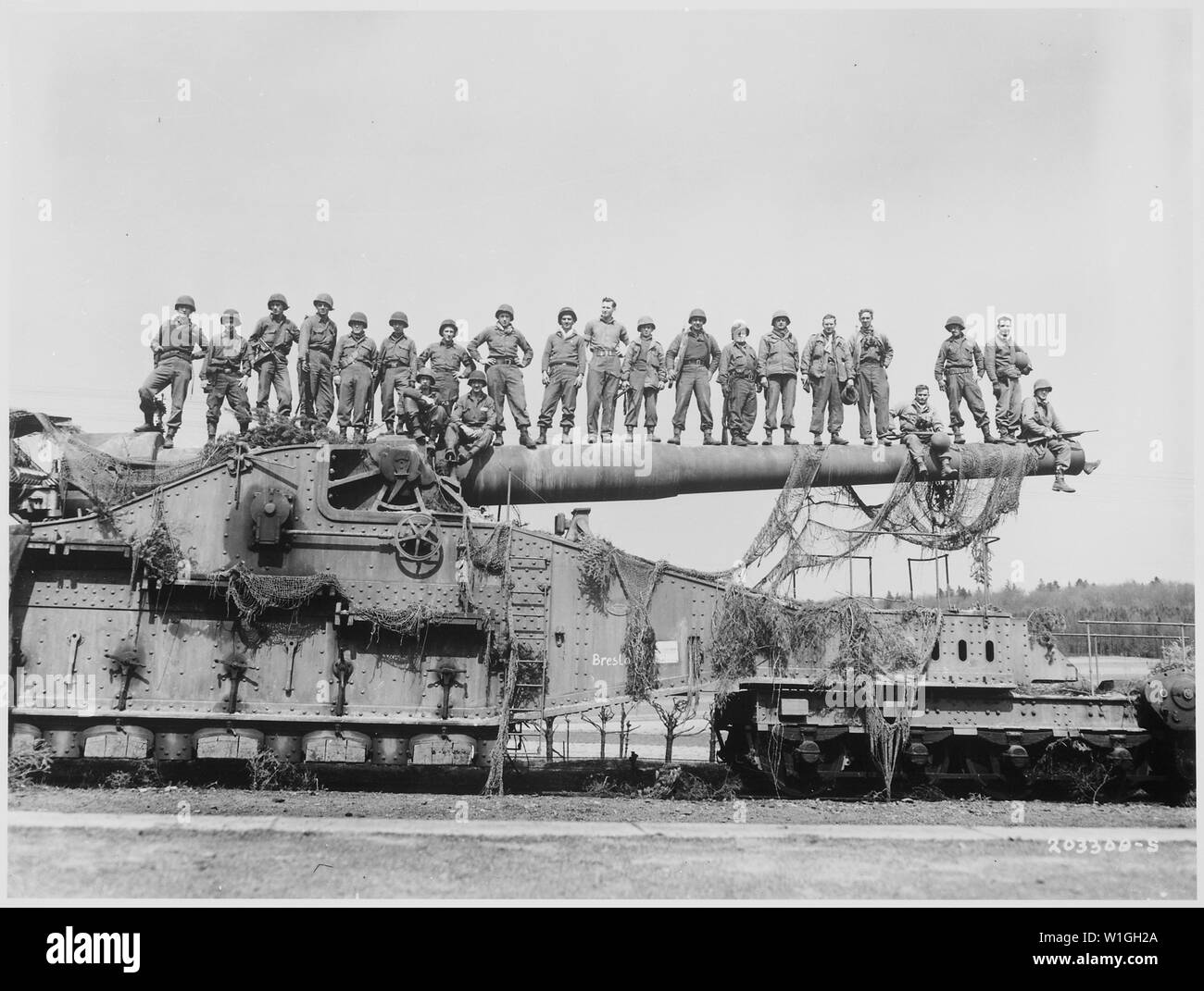 Mammoth 274mm canon de fer capturés dans la 7e Armée américaine avance près de Rentwertshausen détient facilement ces 22 hommes alignés sur le fourreau. Bien que d'une conception française 1887, le canon intègre une impressionnante puissance wallop. ; notes générales : utilisation de la guerre et des conflits Nombre 1098 lors de la commande d'une reproduction ou demande d'informations sur cette image. Banque D'Images